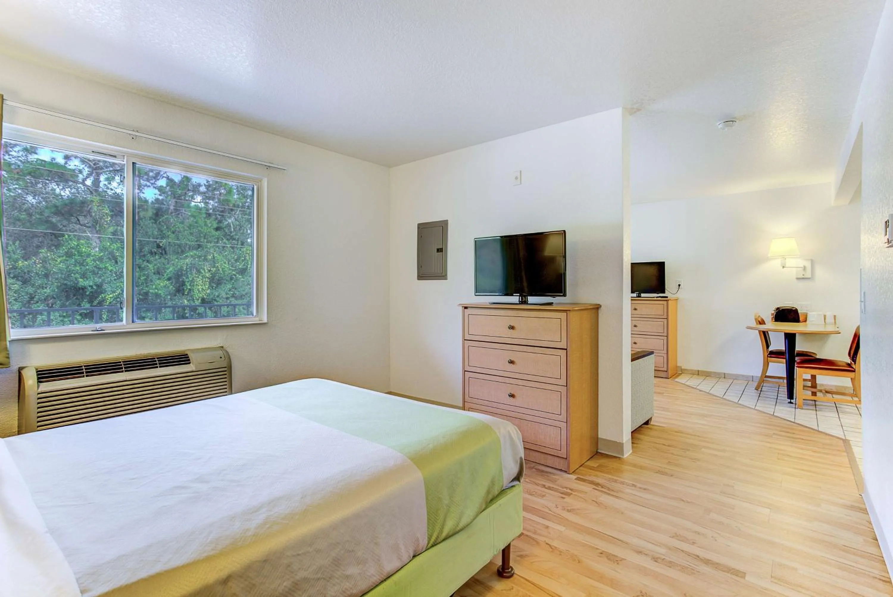 TV and multimedia, Bed in Studio 6-Kissimmee, FL - Orlando