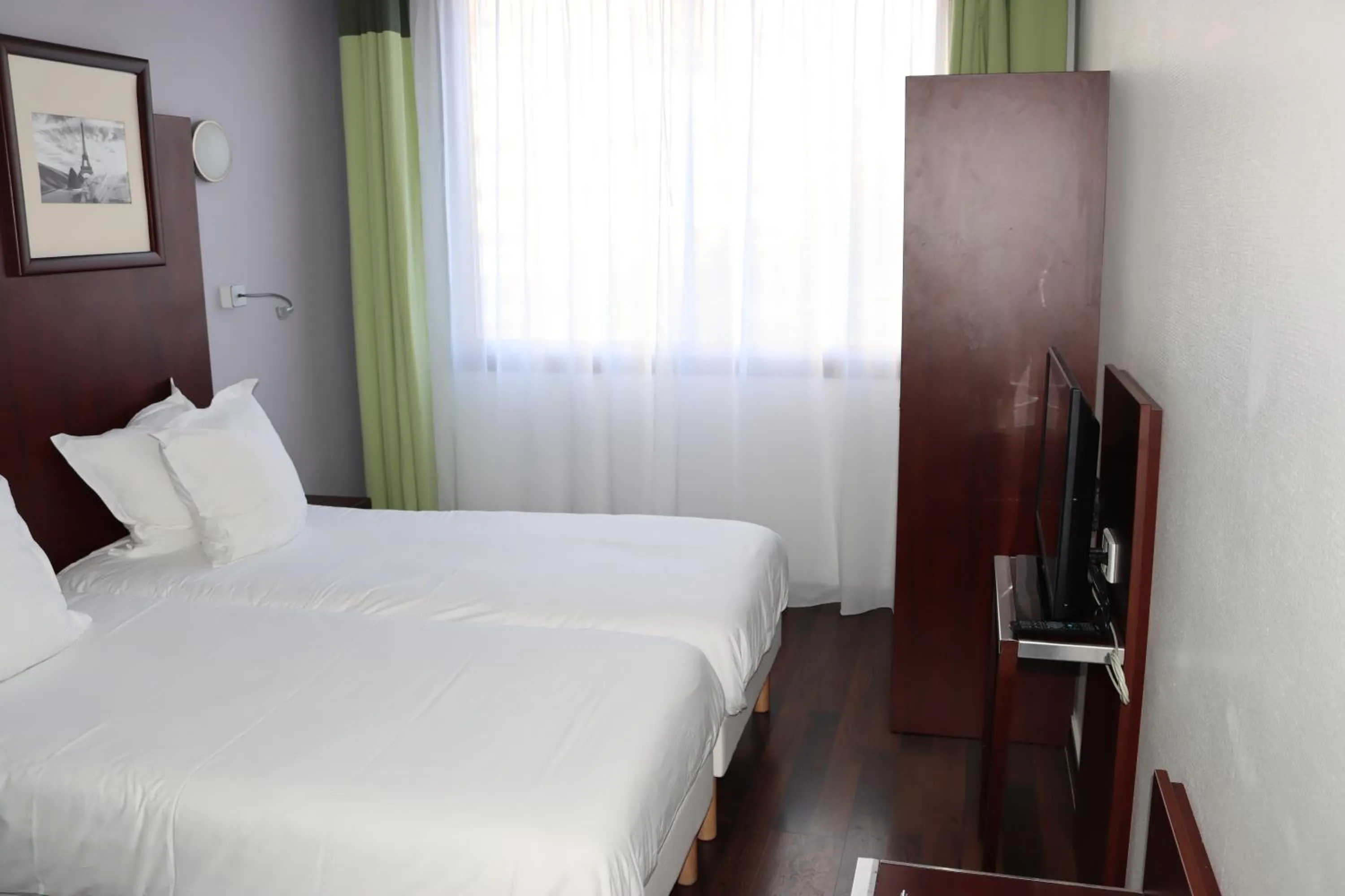 Photo of the whole room, Bed in Hôtel Du Centre Annemasse