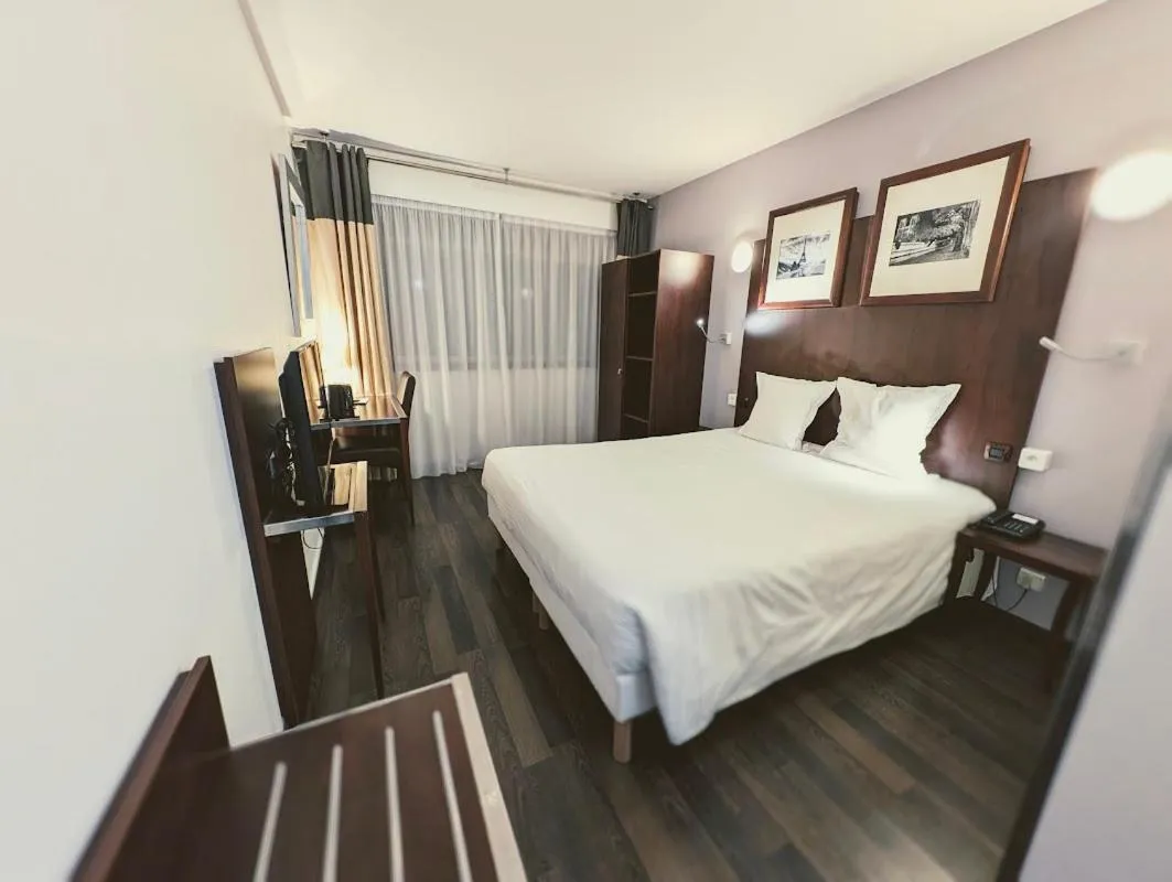 Bedroom, Bed in Hôtel Du Centre Annemasse