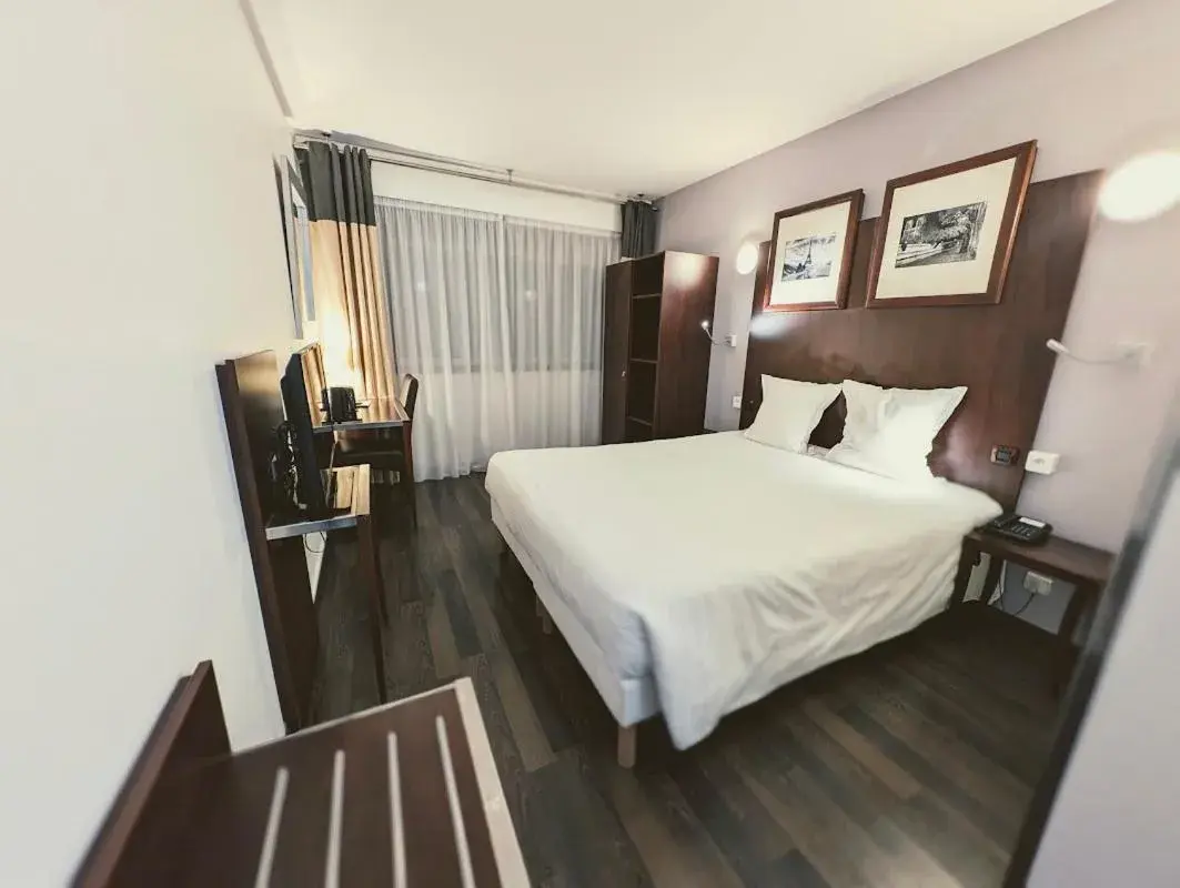 Bedroom, Bed in Hôtel Du Centre Annemasse Bedroom, Bed in Hôtel Du Centre Annemasse