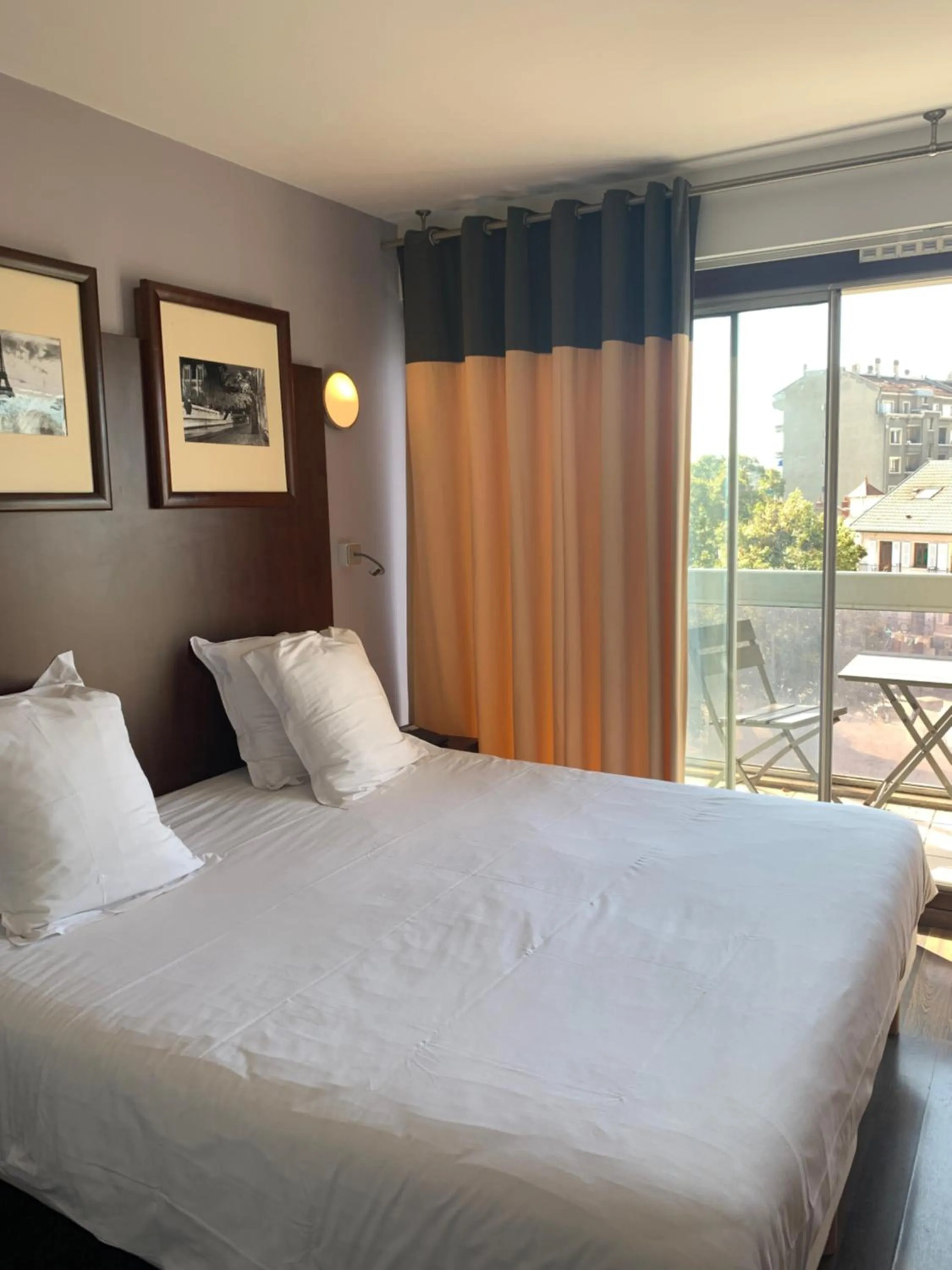 Balcony/Terrace, Bed in Hôtel Du Centre Annemasse