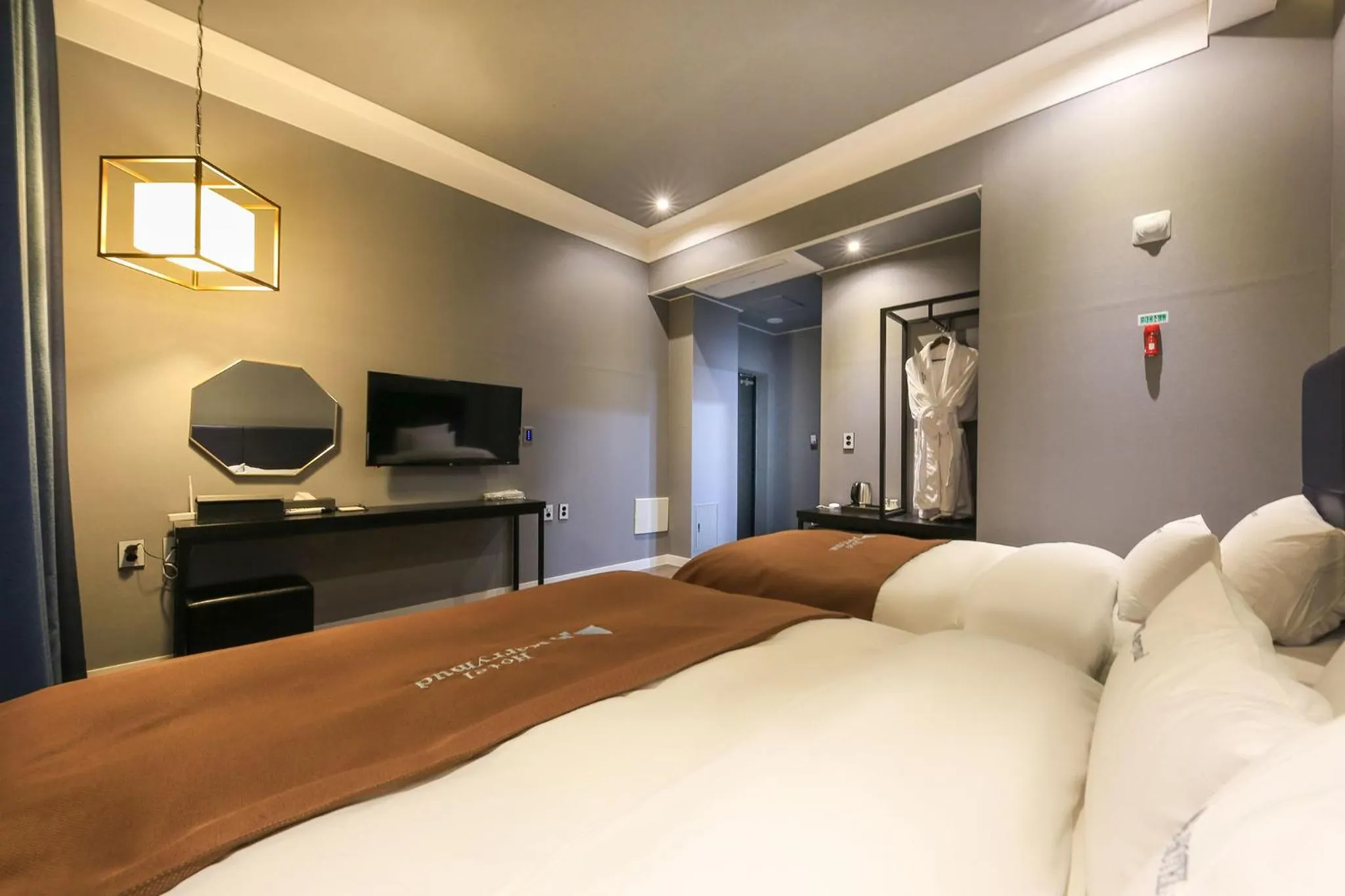 TV and multimedia, Bed in Merrymud Hotel