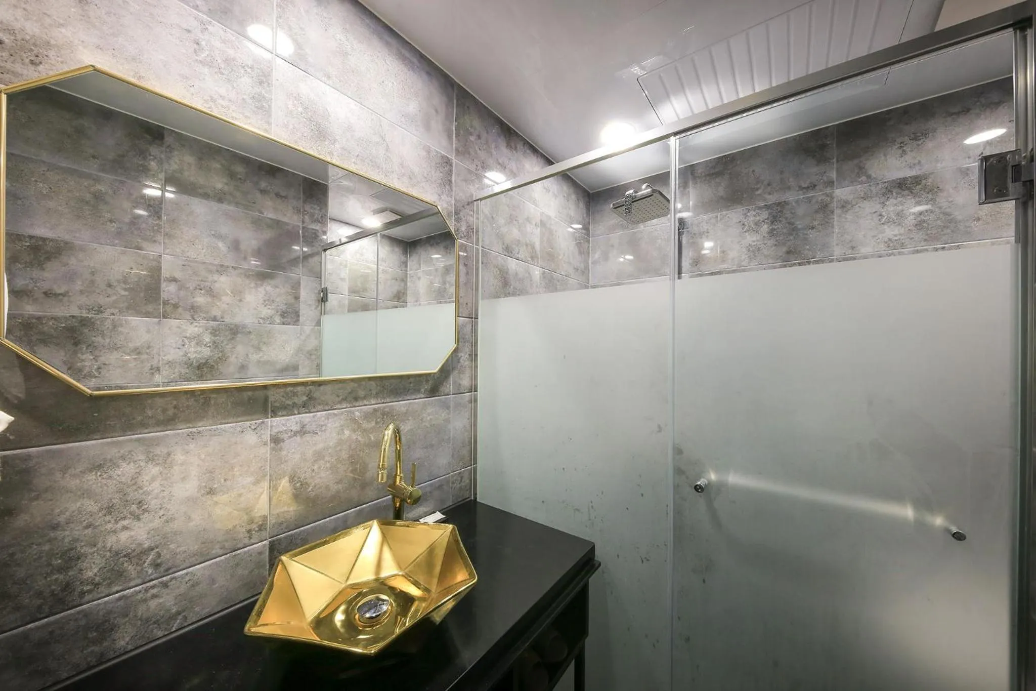 Shower in Merrymud Hotel