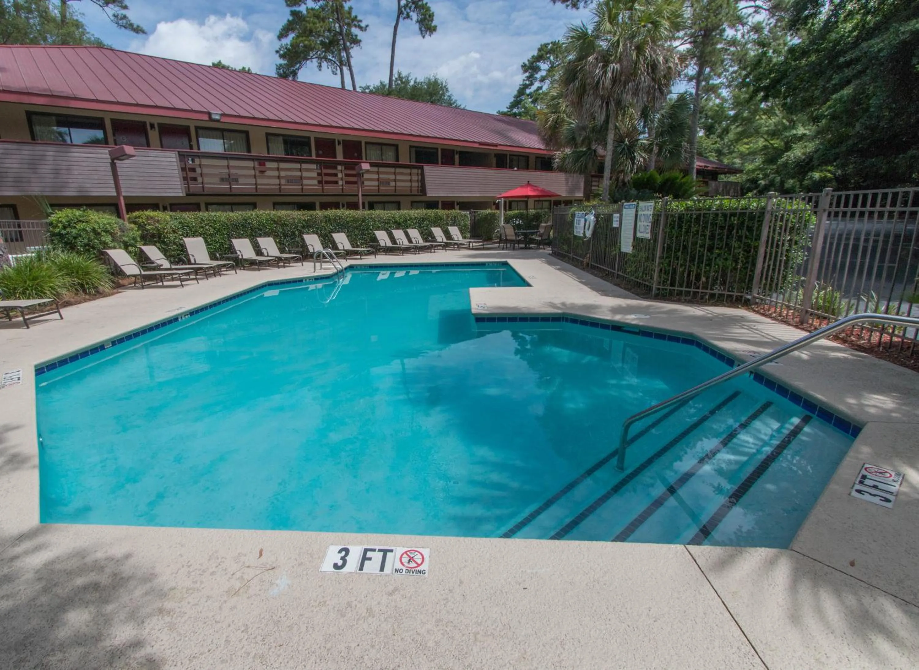 Swimming pool in Red Roof Inn Hilton Head Island