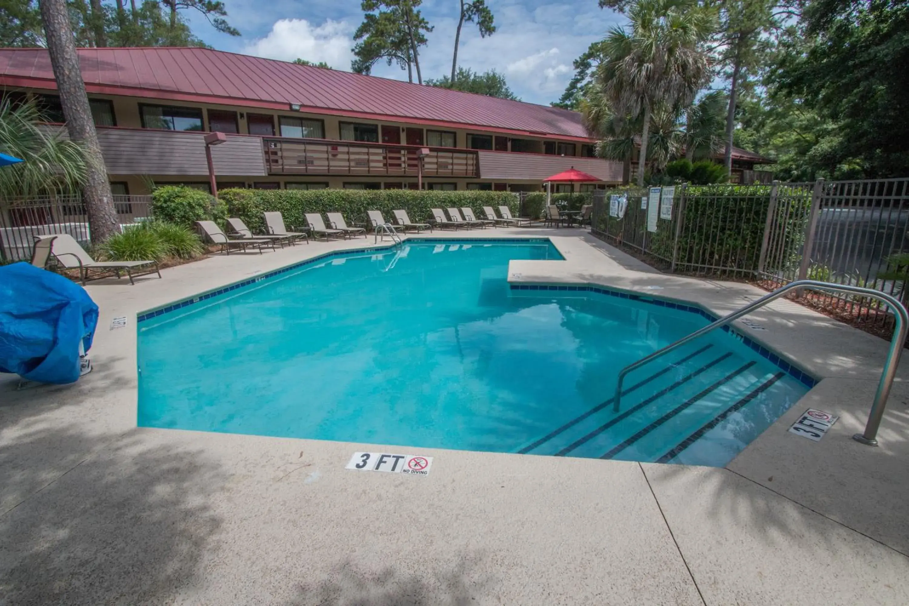 Swimming pool in Red Roof Inn Hilton Head Island Swimming pool in Red Roof Inn Hilton Head Island