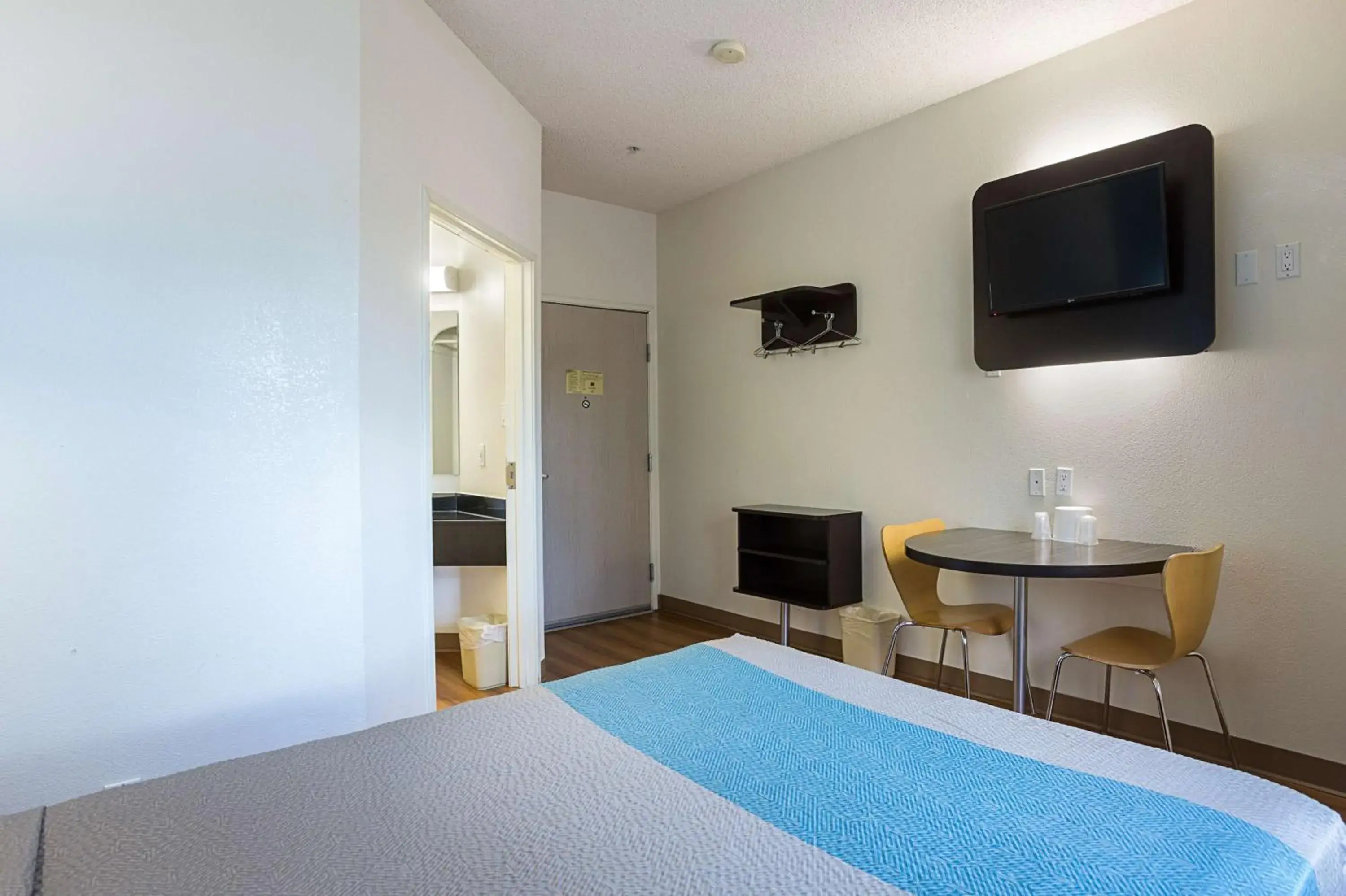 Queen Room - Disability Access - Non-Smoking in Motel 6-Page, AZ Queen Room - Disability Access - Non-Smoking in Motel 6-Page, AZ