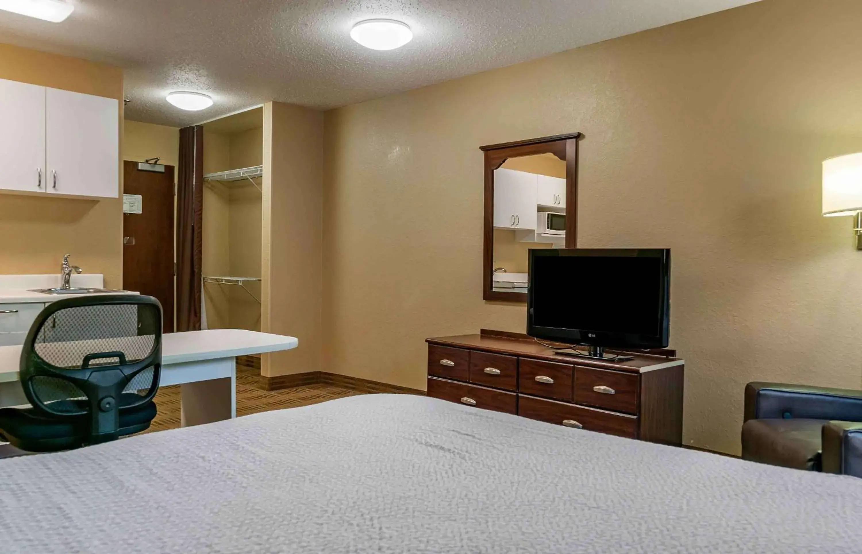 Bedroom, Bed in Extended Stay America Suites - Detroit - Ann Arbor - Briarwood Mall Bedroom, Bed in Extended Stay America Suites - Detroit - Ann Arbor - Briarwood Mall