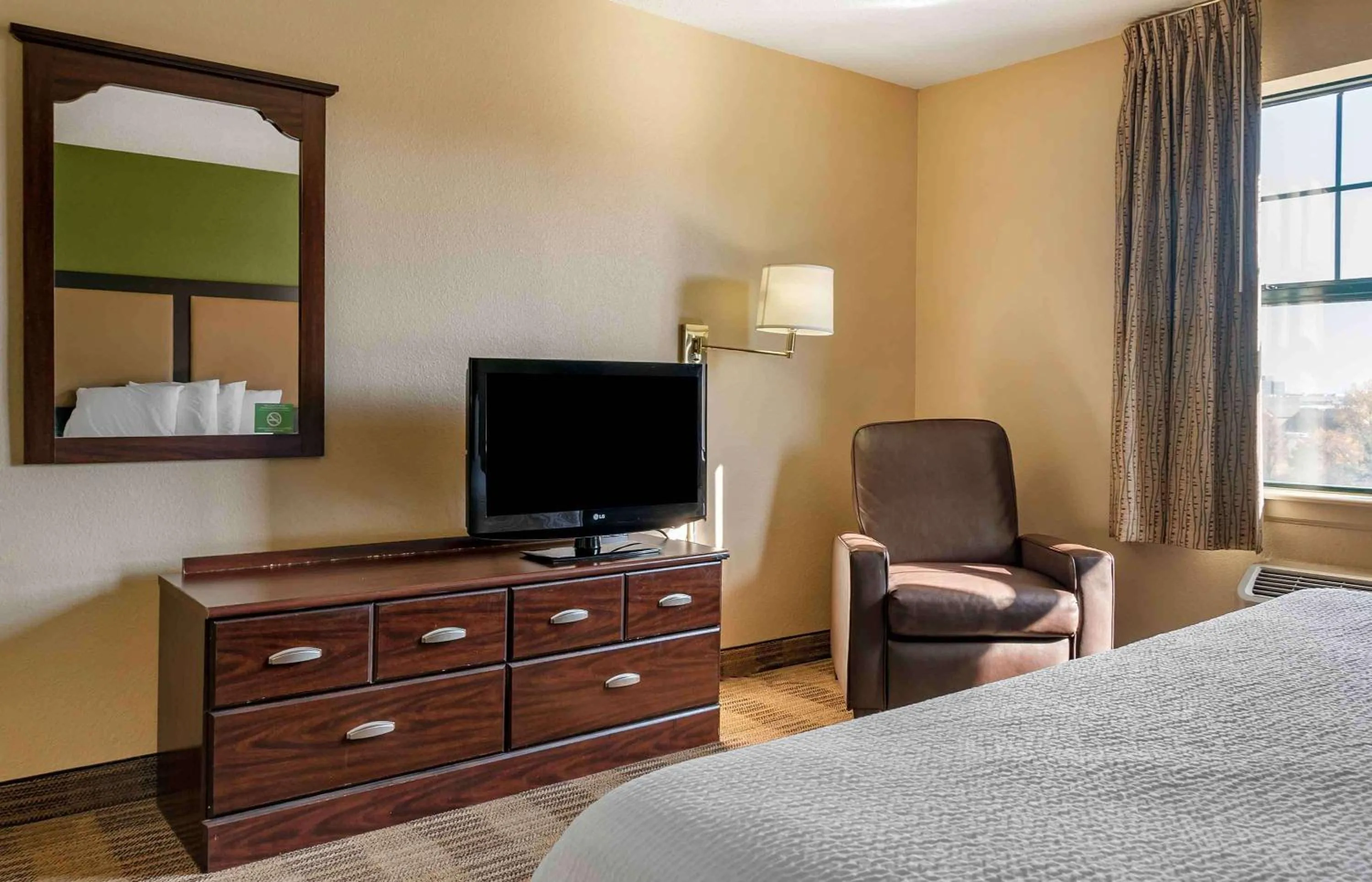 Bedroom, Bed in Extended Stay America Suites - Detroit - Ann Arbor - Briarwood Mall