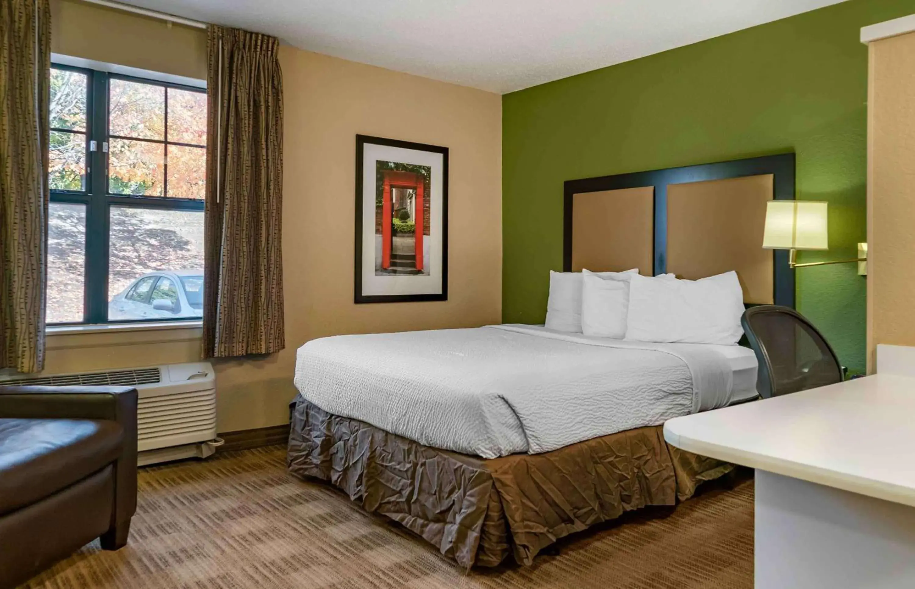 Bedroom, Bed in Extended Stay America Suites - Detroit - Ann Arbor - Briarwood Mall Bedroom, Bed in Extended Stay America Suites - Detroit - Ann Arbor - Briarwood Mall