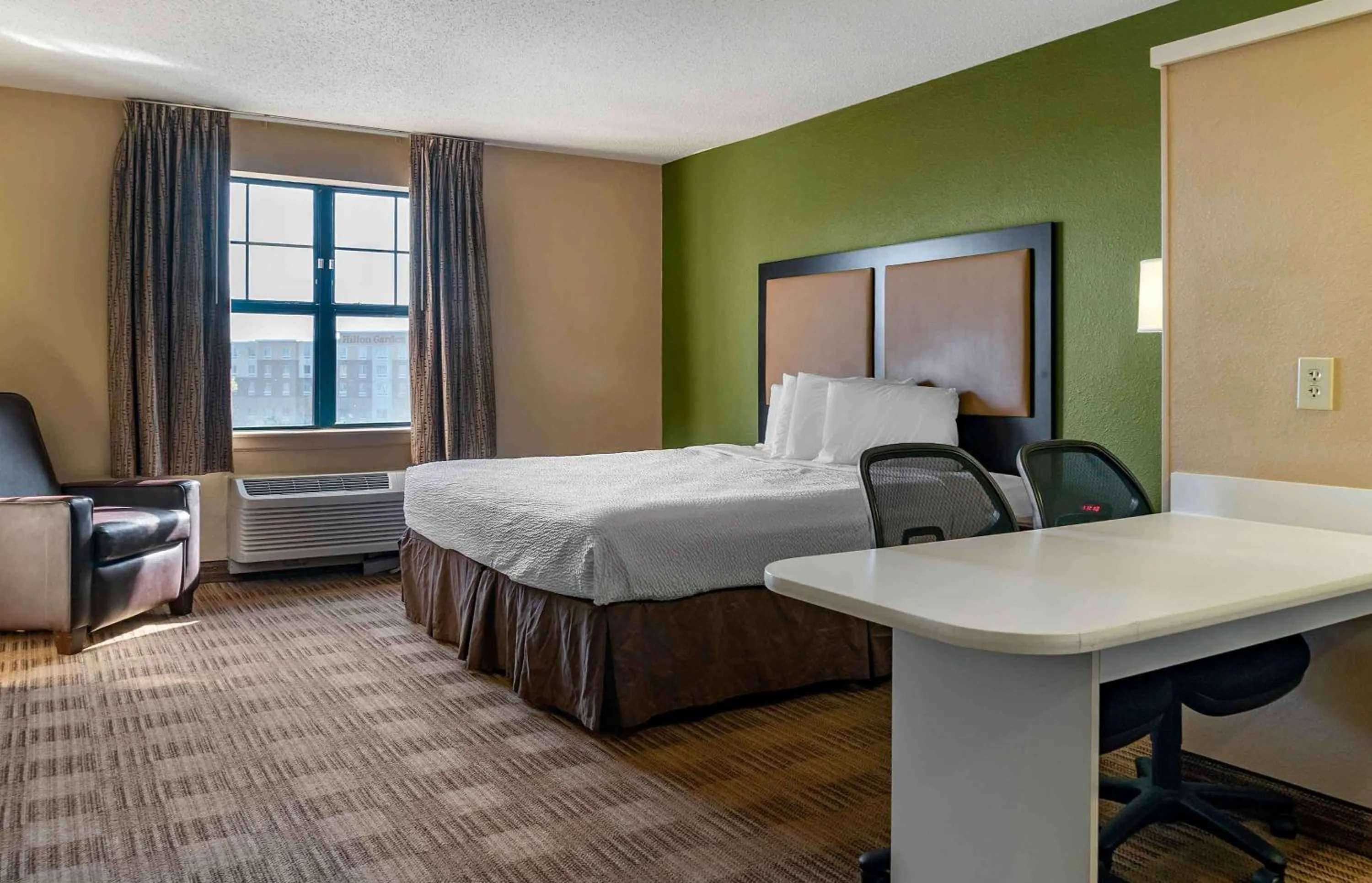 Bedroom, Bed in Extended Stay America Suites - Detroit - Ann Arbor - Briarwood Mall