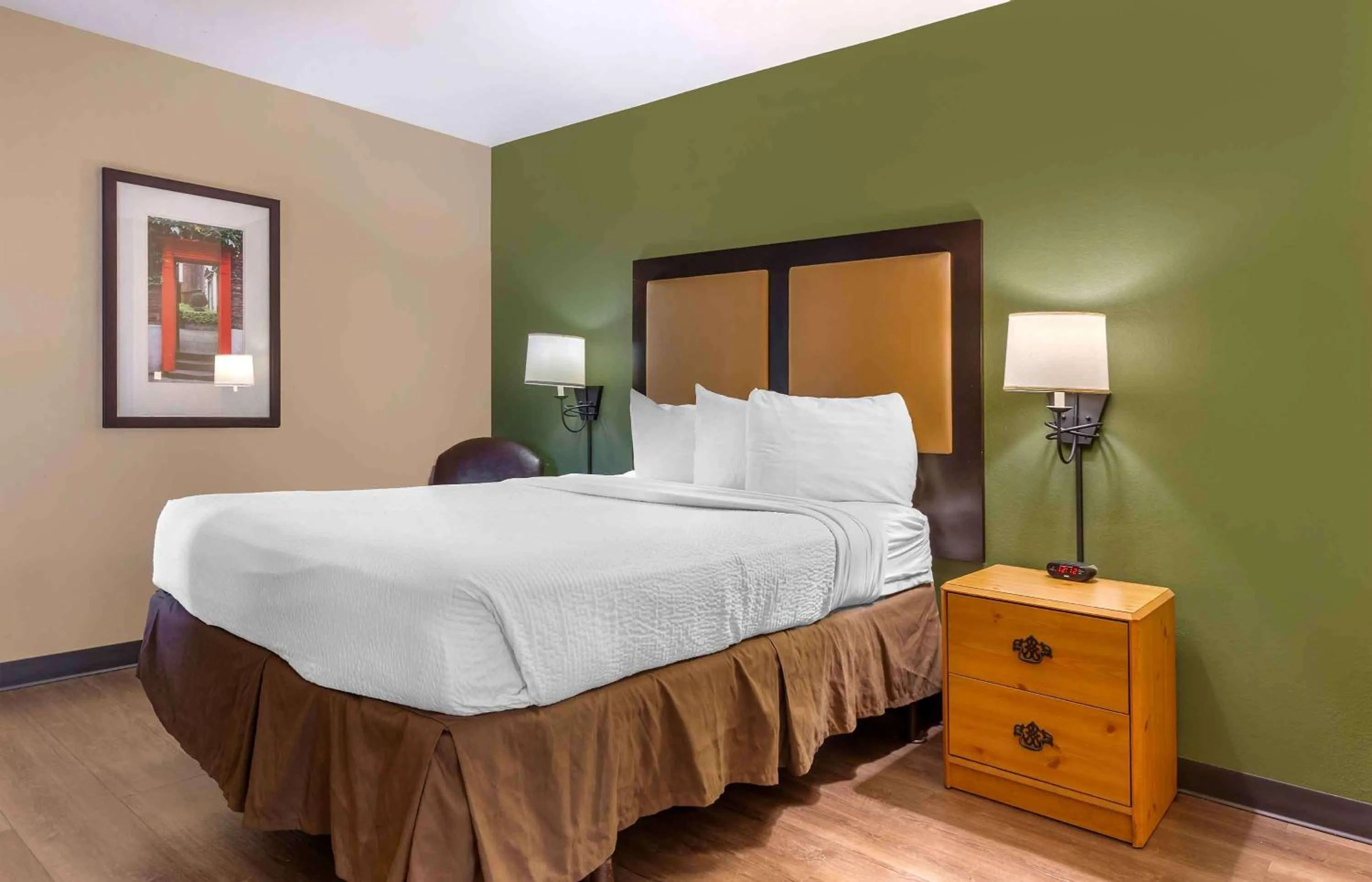 Bedroom, Bed in Extended Stay America Suites - Boston - Westborough - Computer Dr