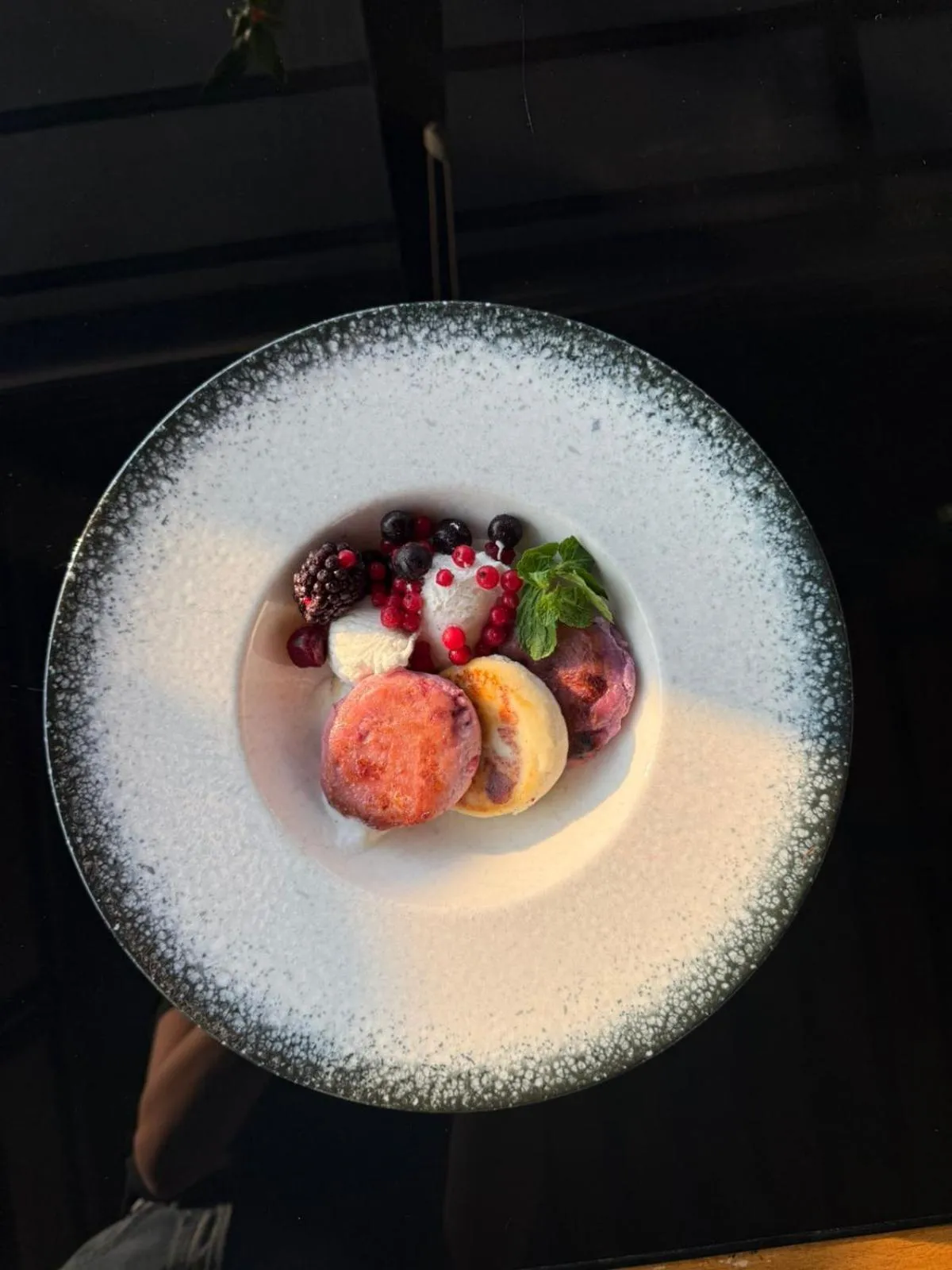 Restaurant/places to eat in Hotel Livin