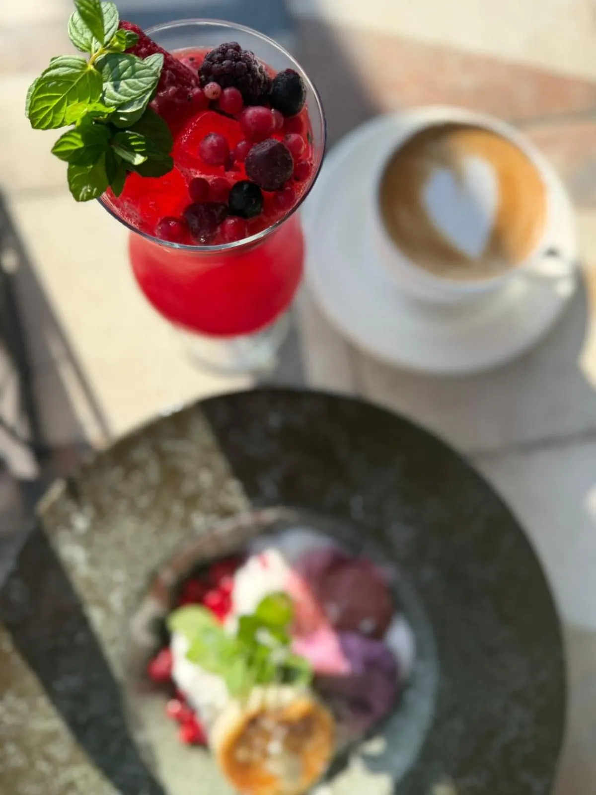 Restaurant/places to eat in Hotel Livin