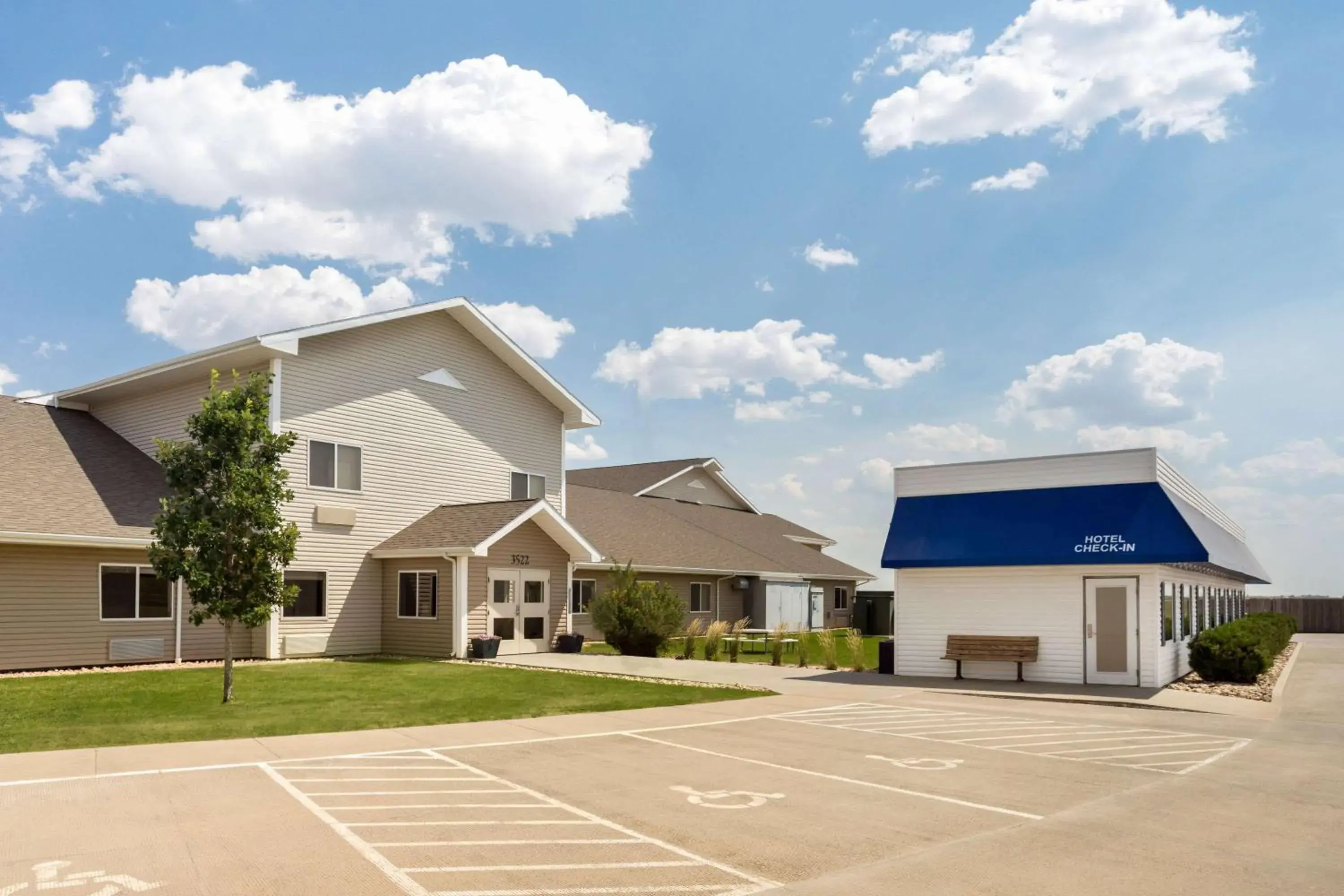 Property building in Travelodge by Wyndham Bill WY Thunder Basin Ntl Grassland Property building in Travelodge by Wyndham Bill WY Thunder Basin Ntl Grassland
