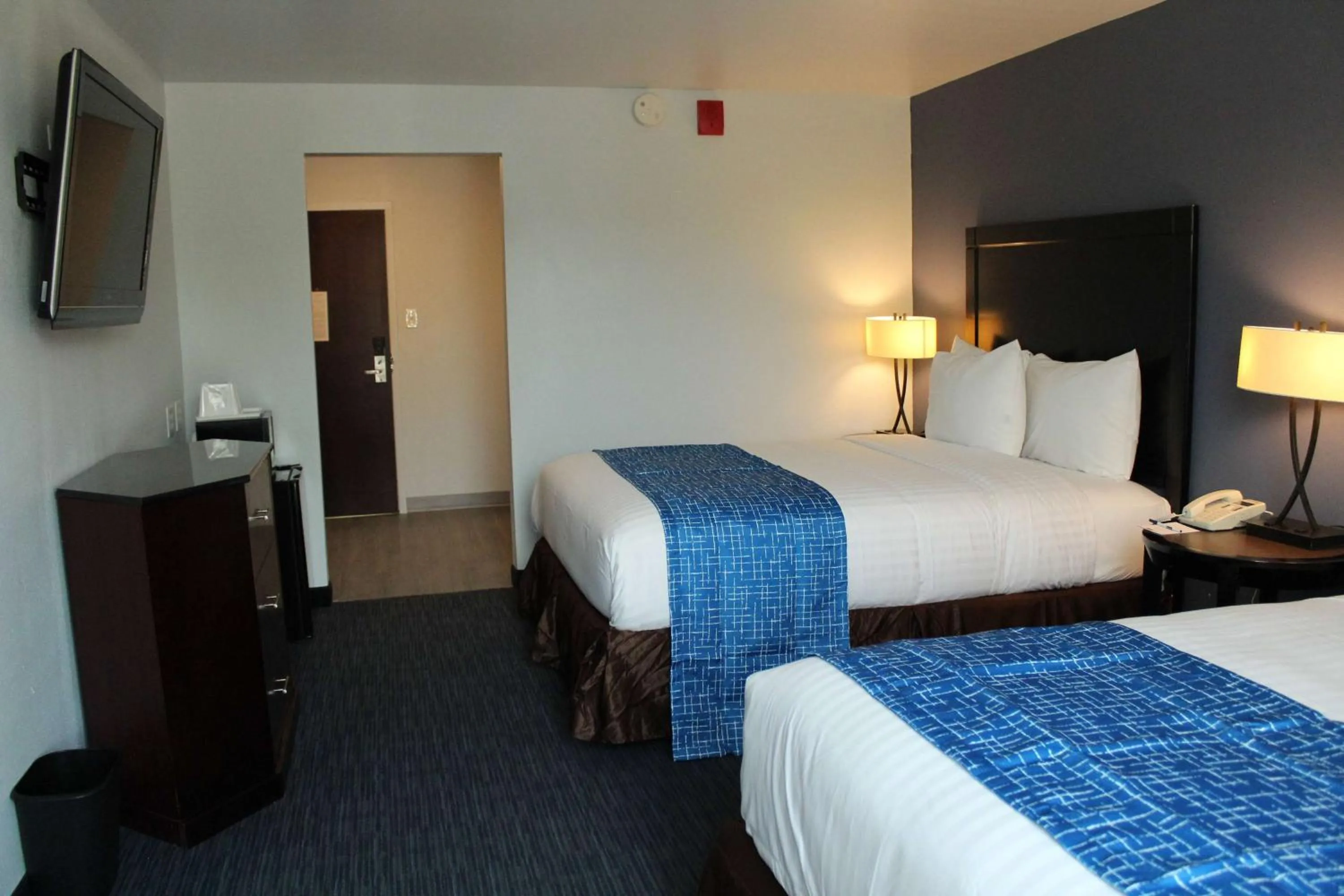 Photo of the whole room, Bed in Travelodge by Wyndham Water's Edge Hotel - Racine