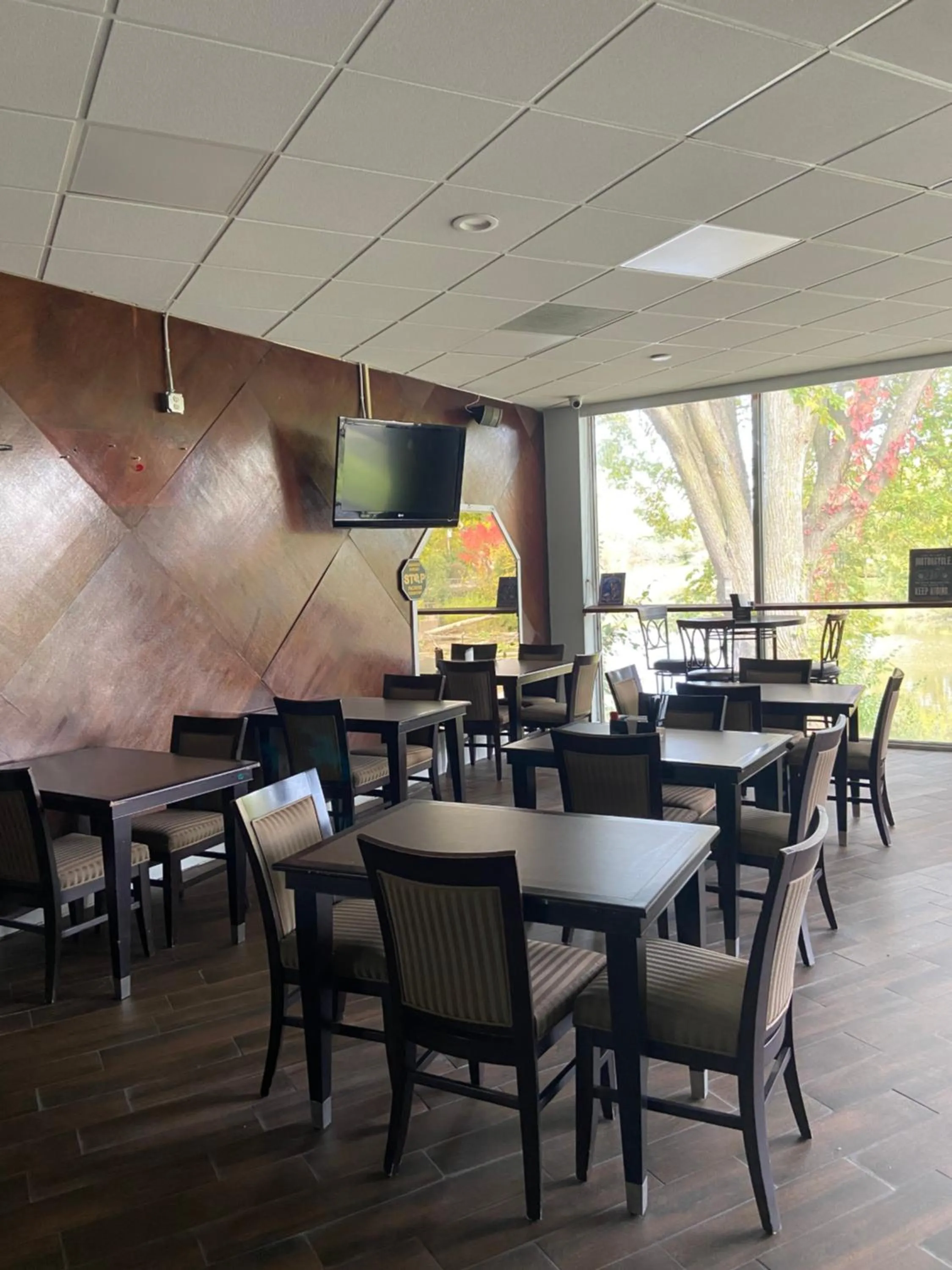 TV and multimedia in Travelodge by Wyndham Water's Edge Hotel - Racine