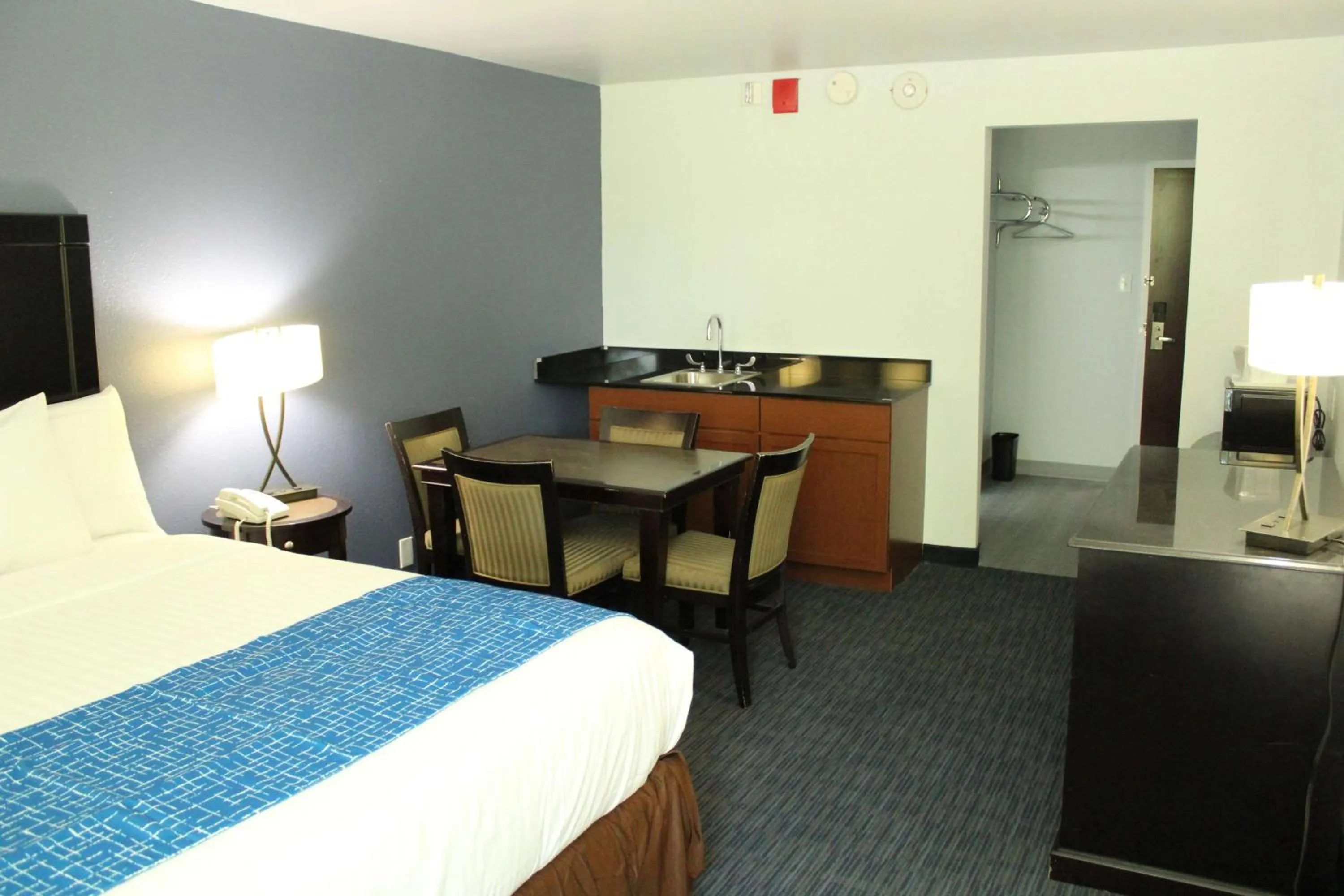 Photo of the whole room, Bed in Travelodge by Wyndham Water's Edge Hotel - Racine