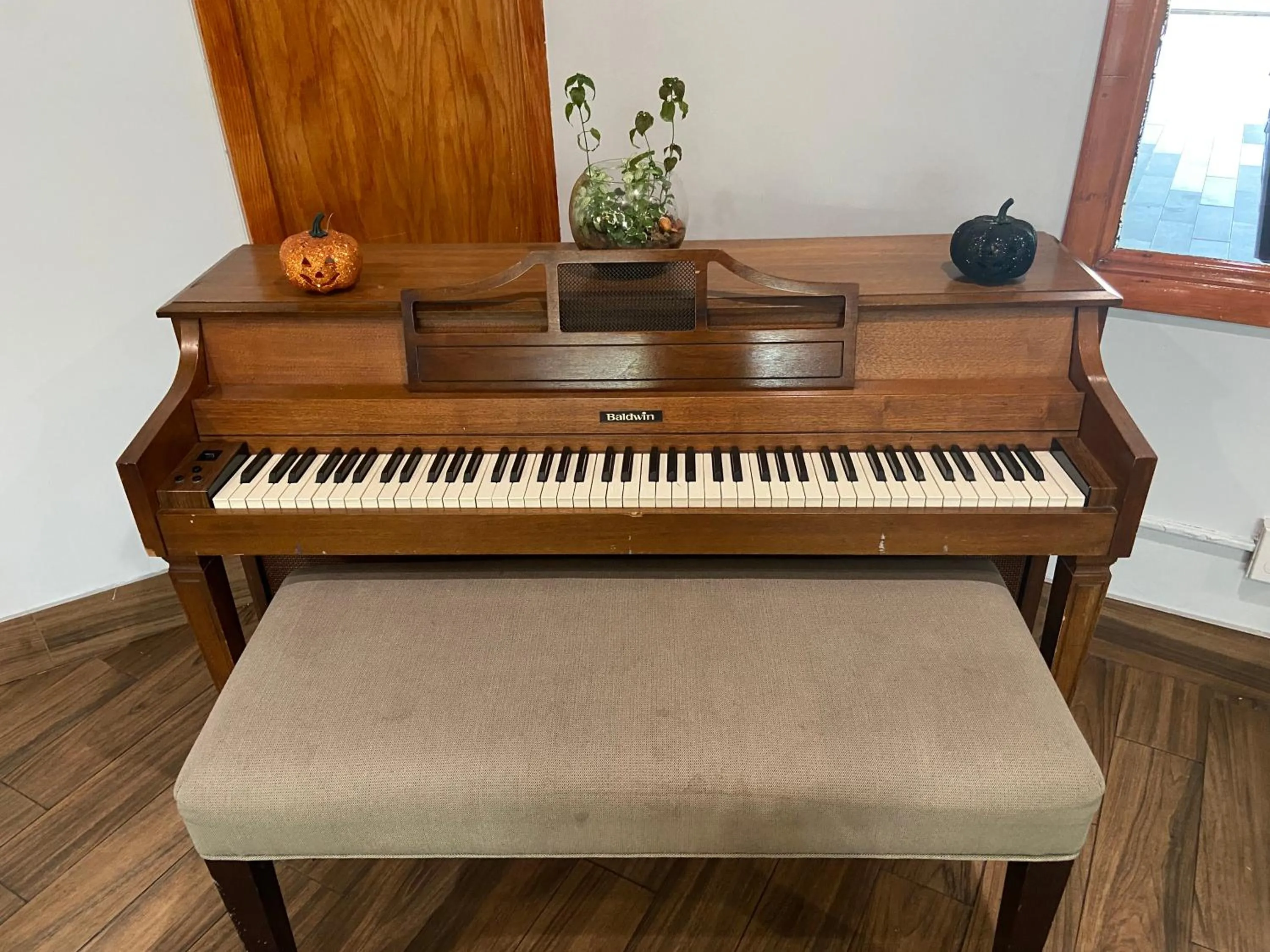 Lobby or reception in Travelodge by Wyndham Water's Edge Hotel - Racine