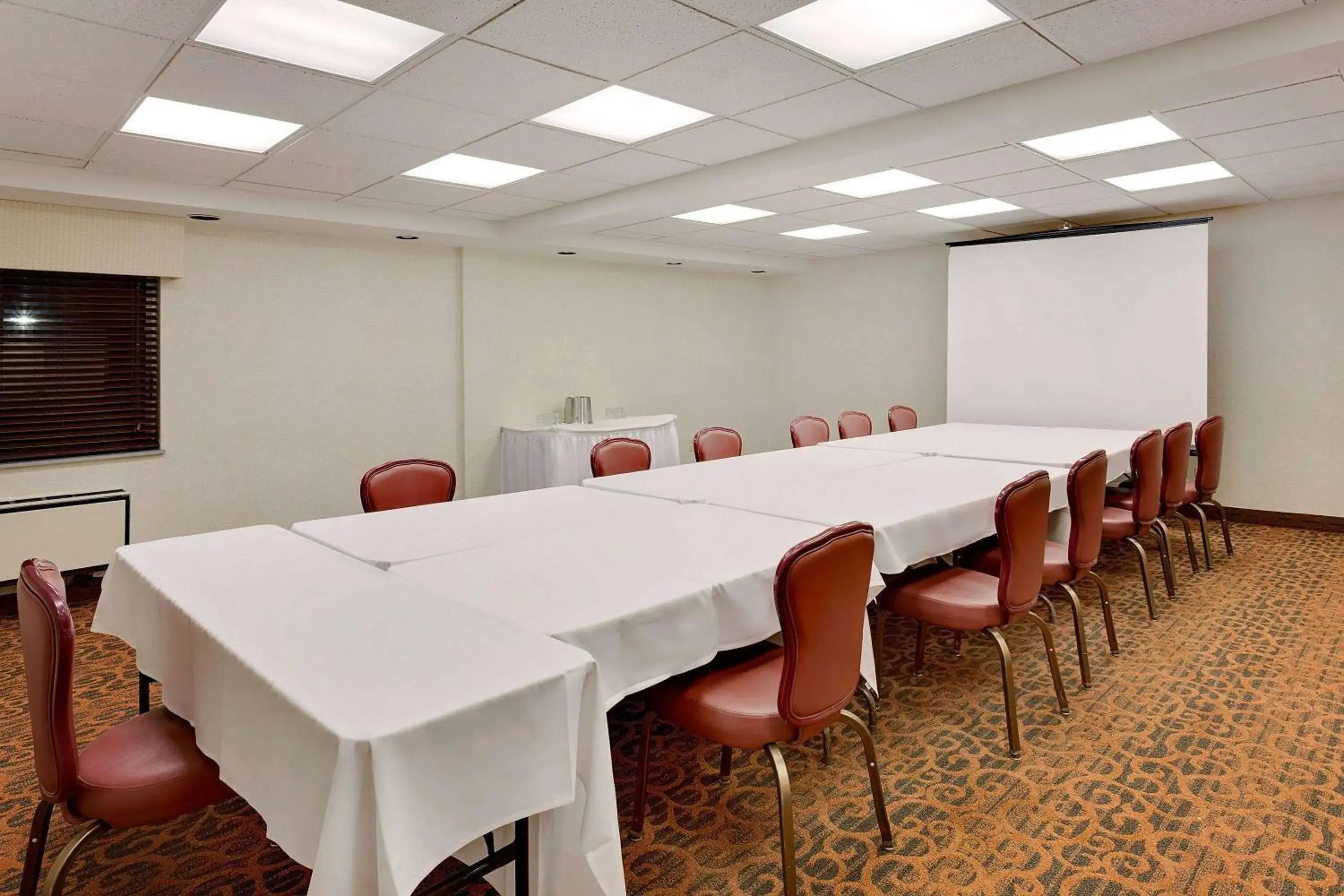 Meeting/conference room in Ramada by Wyndham Marquette Meeting/conference room in Ramada by Wyndham Marquette