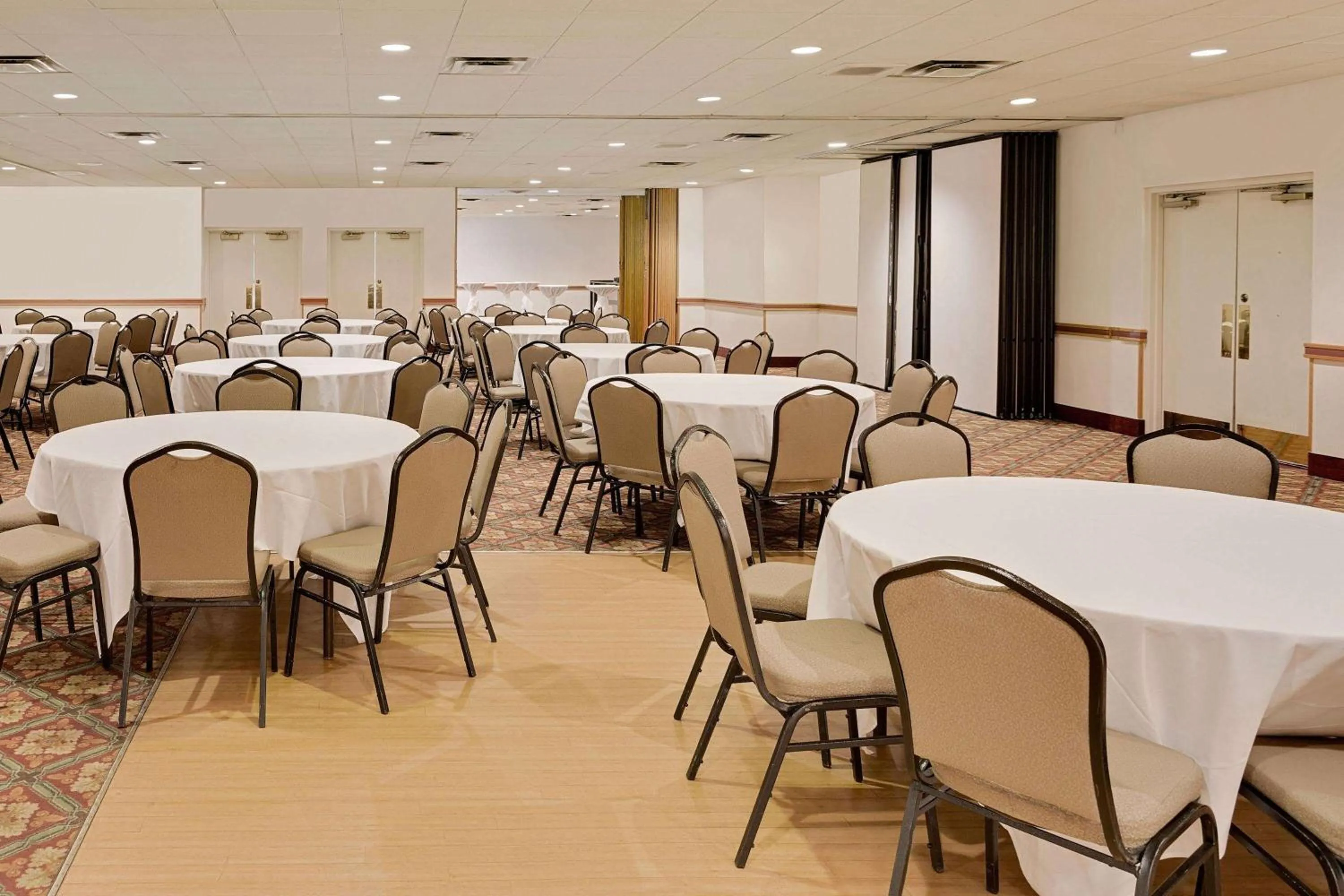 Meeting/conference room in Ramada by Wyndham Marquette