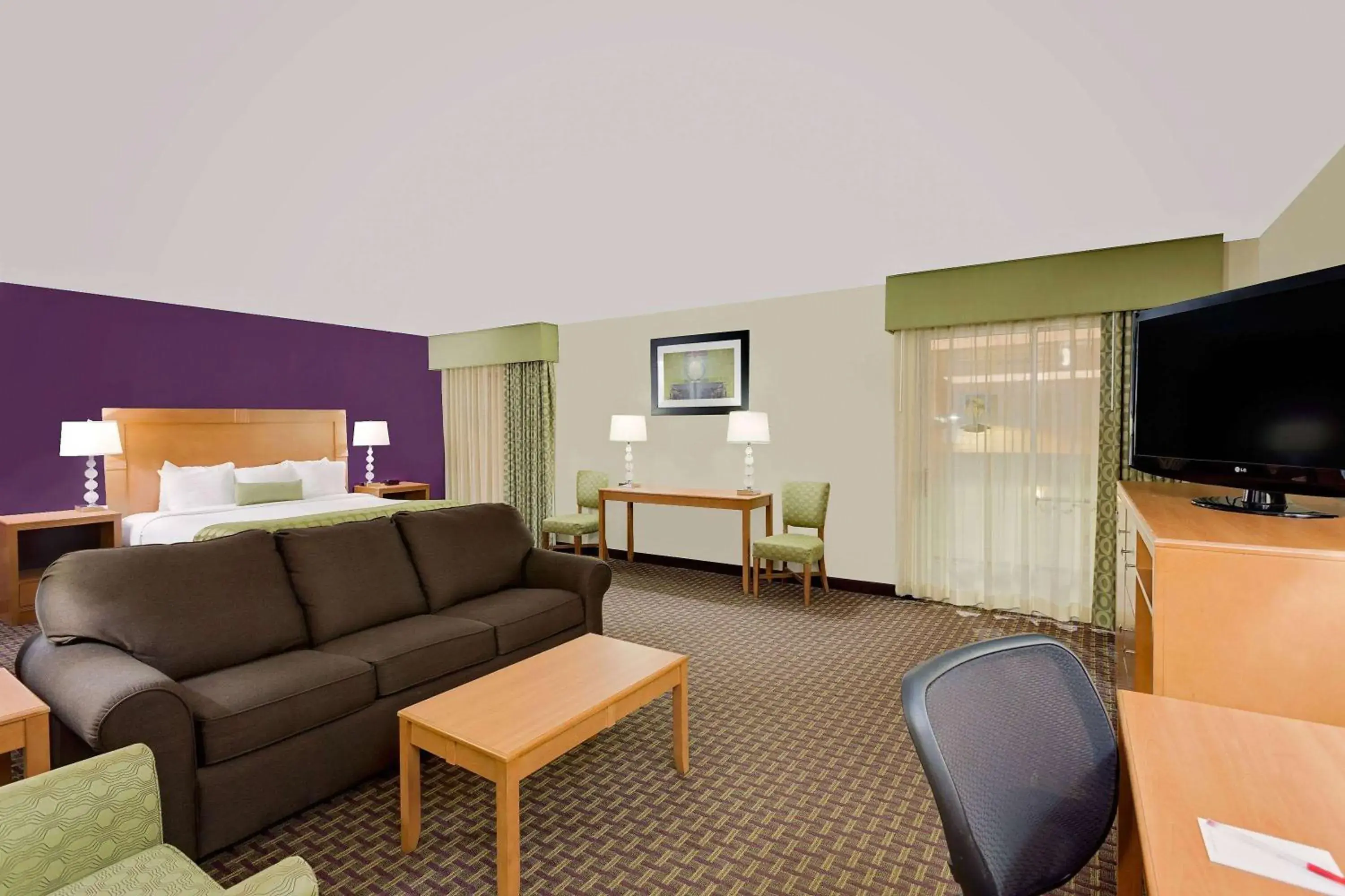 Photo of the whole room, Bed in Ramada by Wyndham Marquette Photo of the whole room, Bed in Ramada by Wyndham Marquette