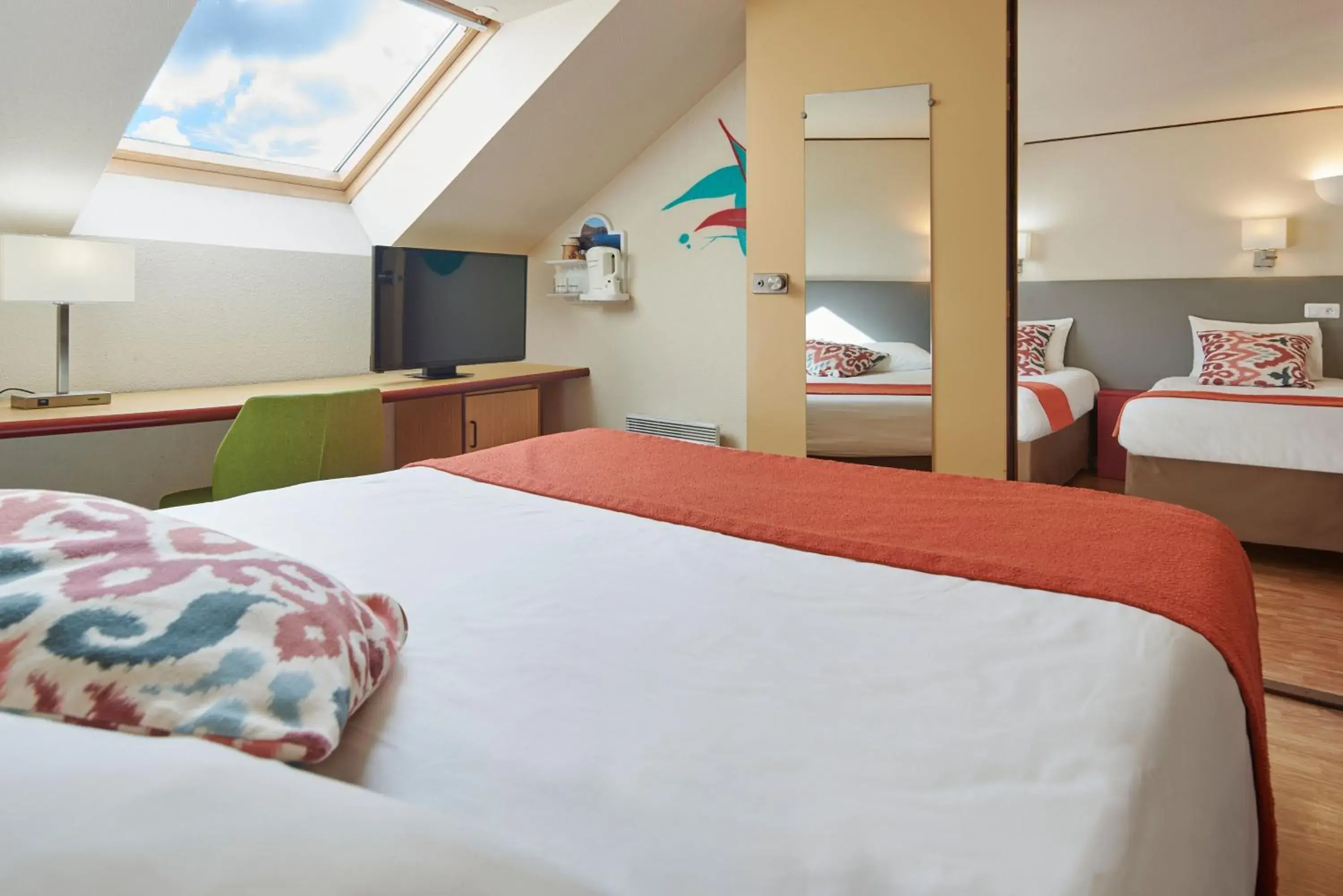 Bedroom, Bed in The Originals City, Hôtel A Pic, Cherbourg Bedroom, Bed in The Originals City, Hôtel A Pic, Cherbourg