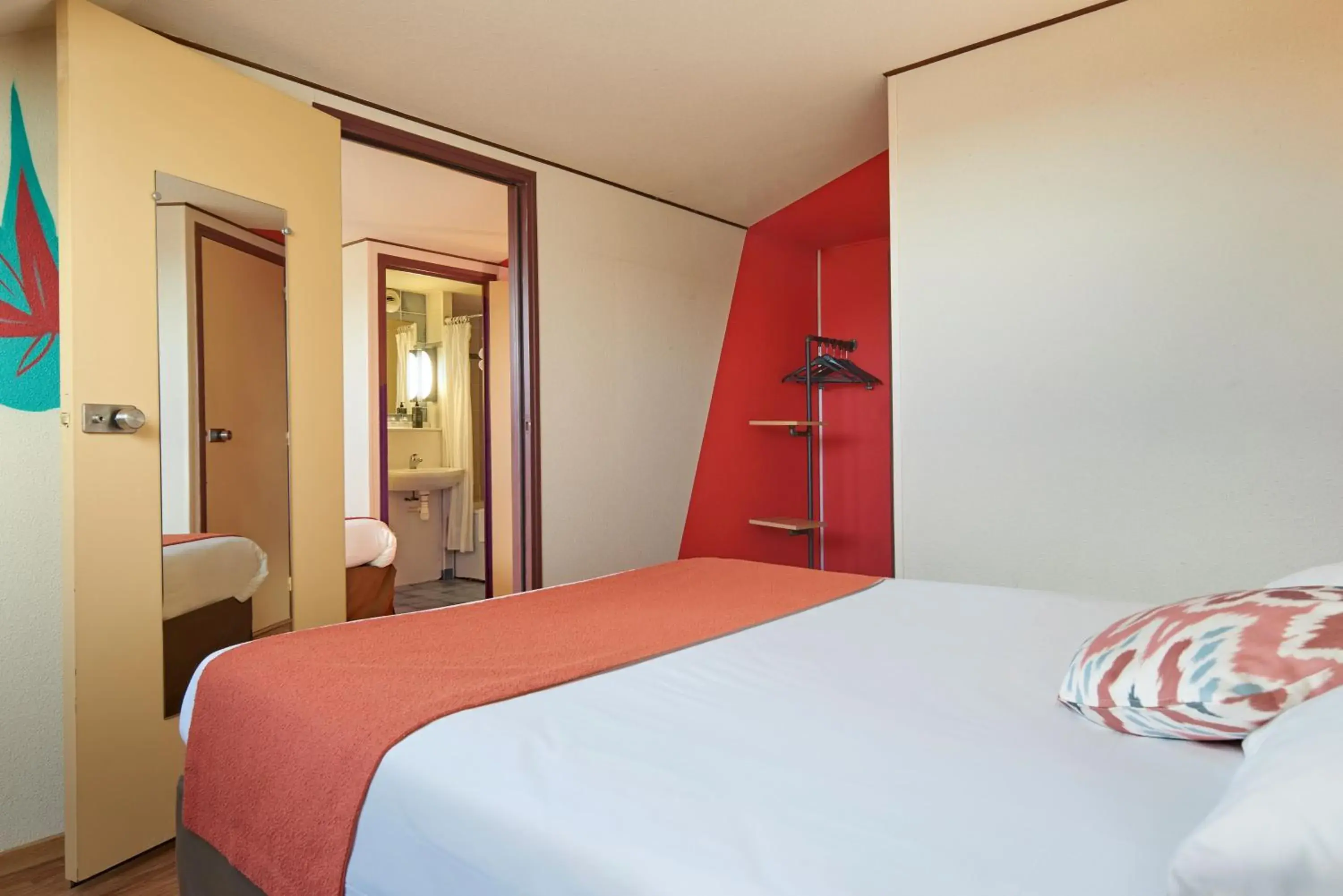 Photo of the whole room, Bed in The Originals City, Hôtel A Pic, Cherbourg Photo of the whole room, Bed in The Originals City, Hôtel A Pic, Cherbourg