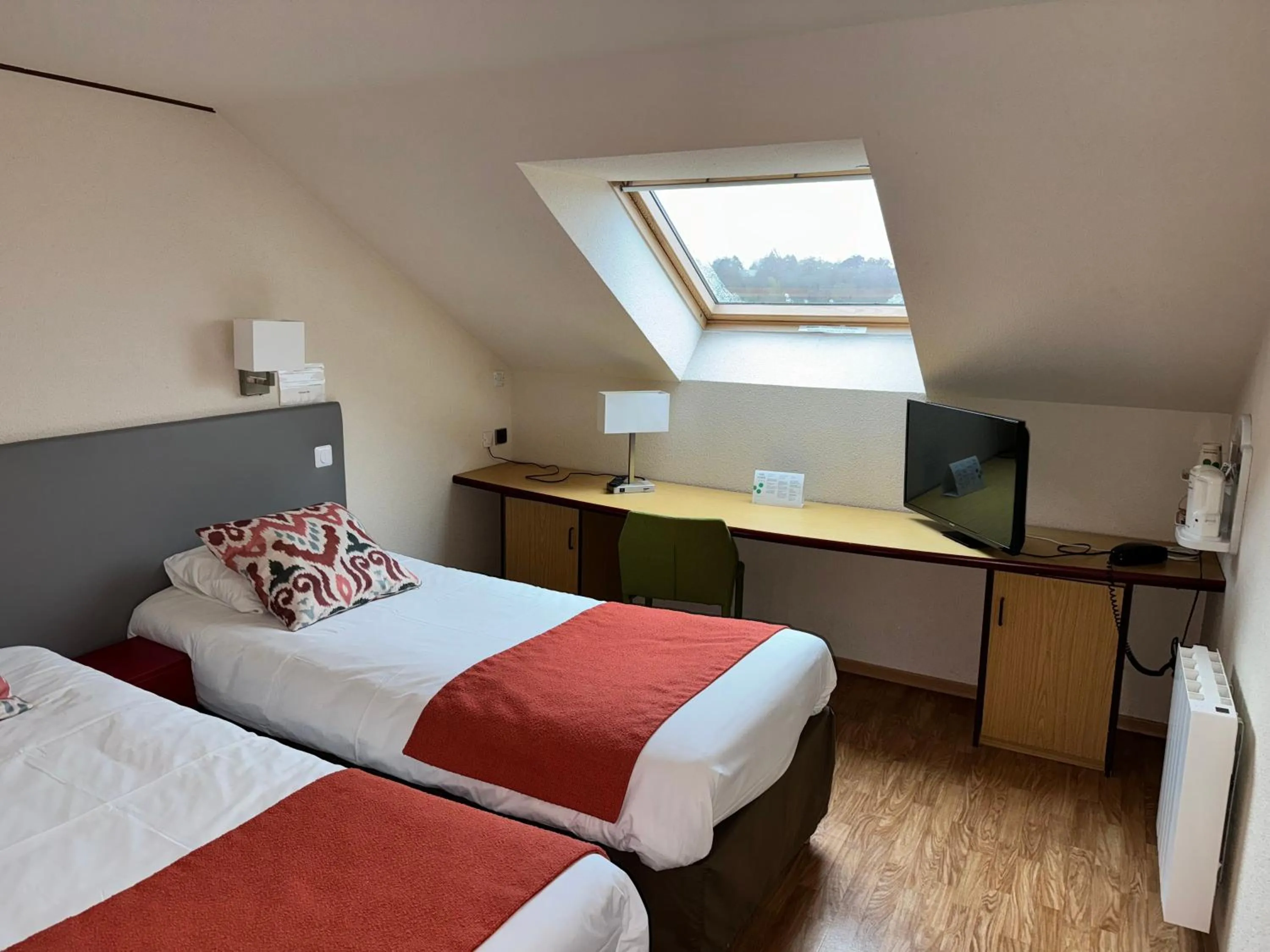 TV and multimedia, Bed in The Originals City, Hôtel A Pic, Cherbourg