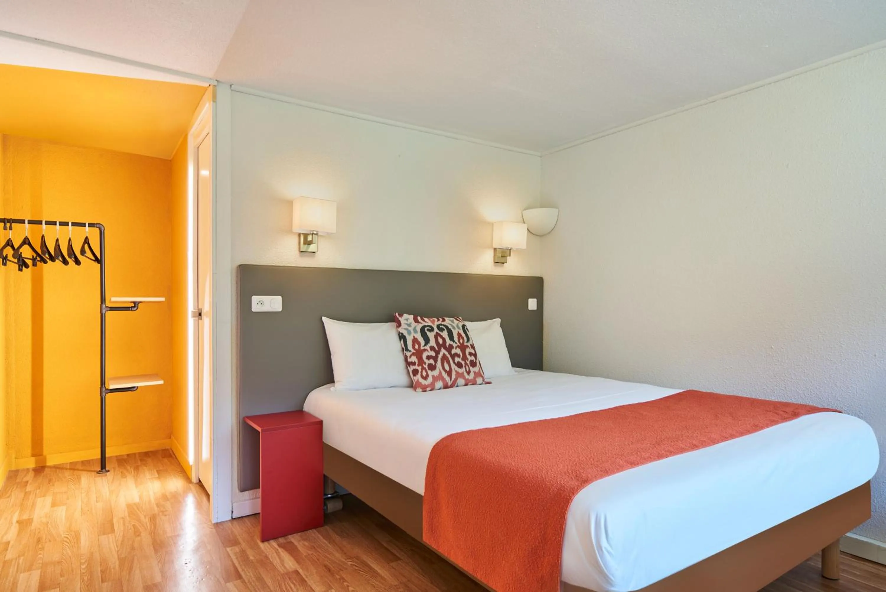 Photo of the whole room, Bed in The Originals City, Hôtel A Pic, Cherbourg