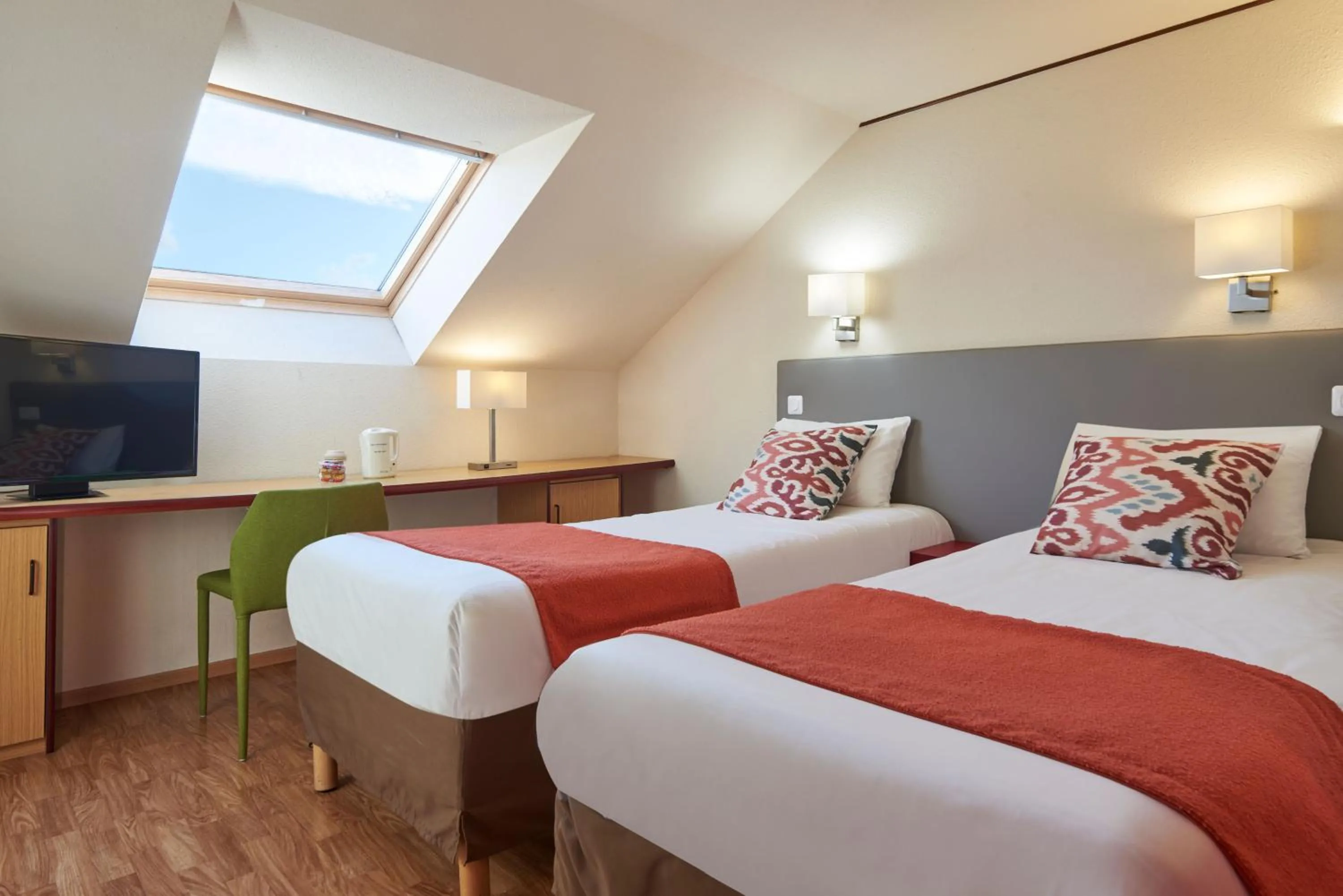 Photo of the whole room, Bed in The Originals City, Hôtel A Pic, Cherbourg