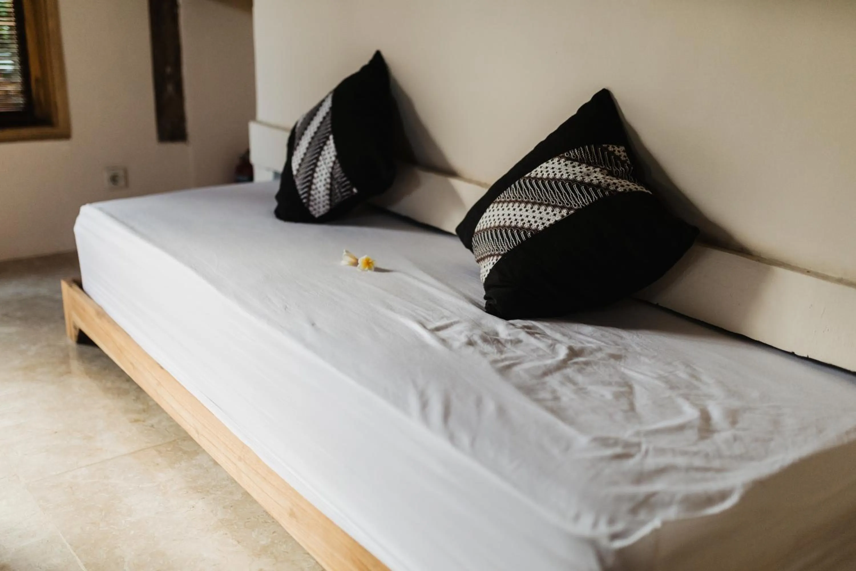 Bed in Kalyssa Beach Bungalows