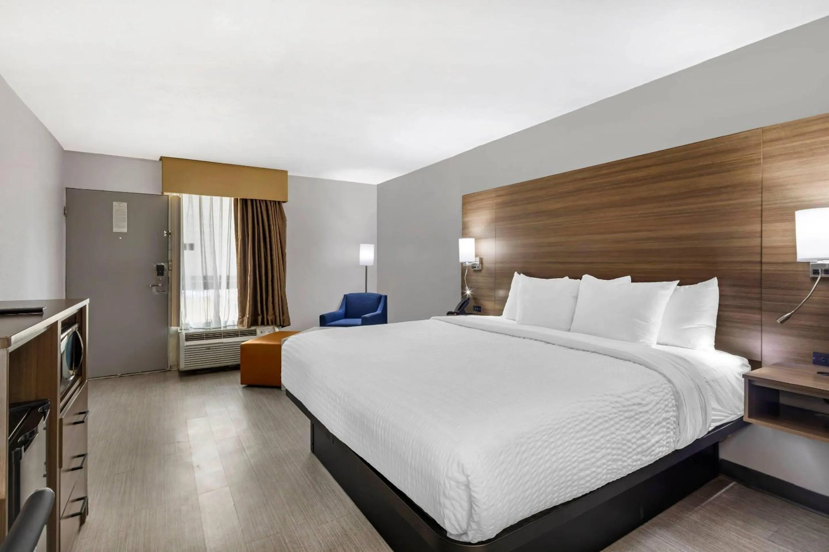 Bedroom, Bed in Clarion Pointe Morrow - Atlanta South