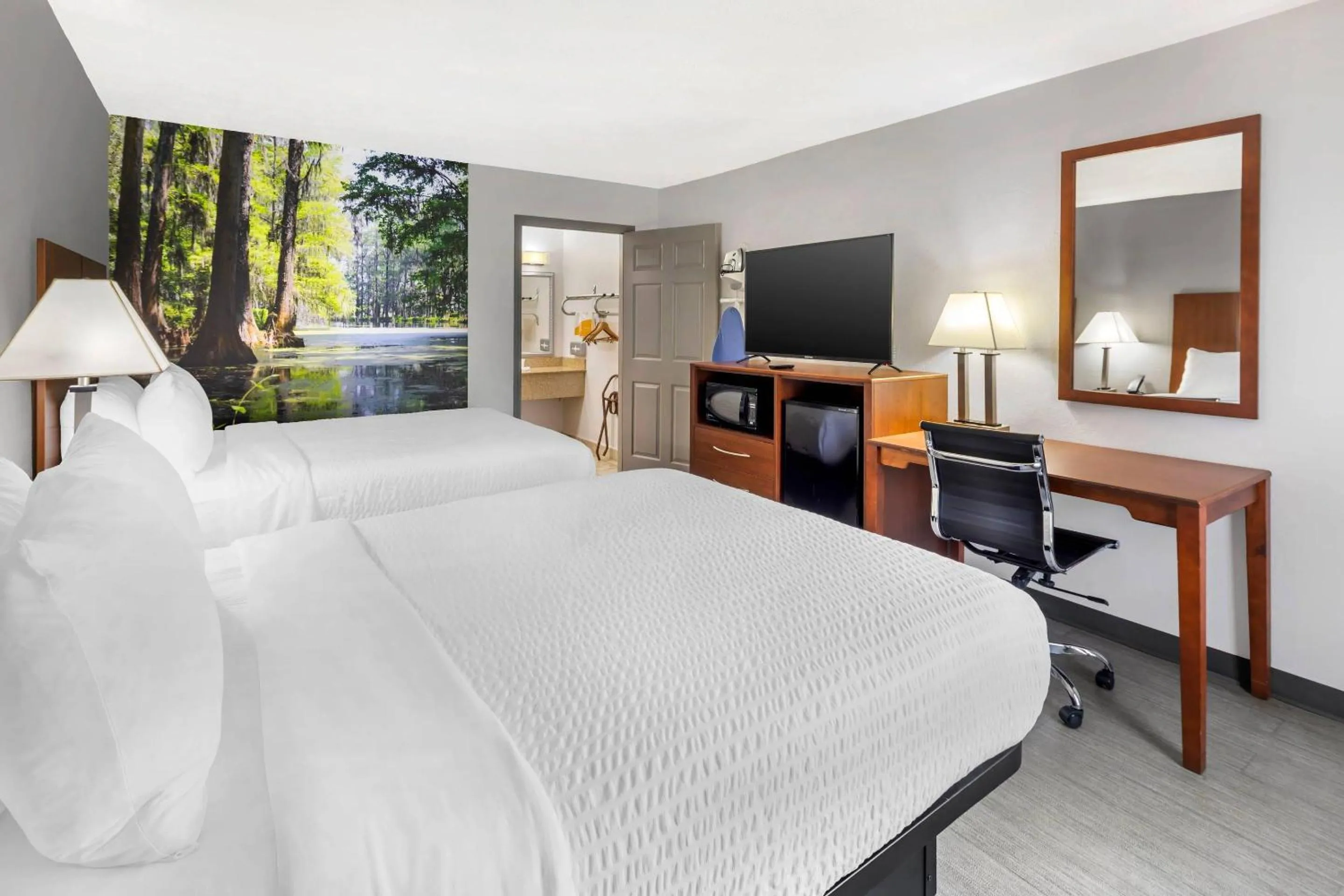 Bedroom, Bed in Clarion Pointe Morrow - Atlanta South