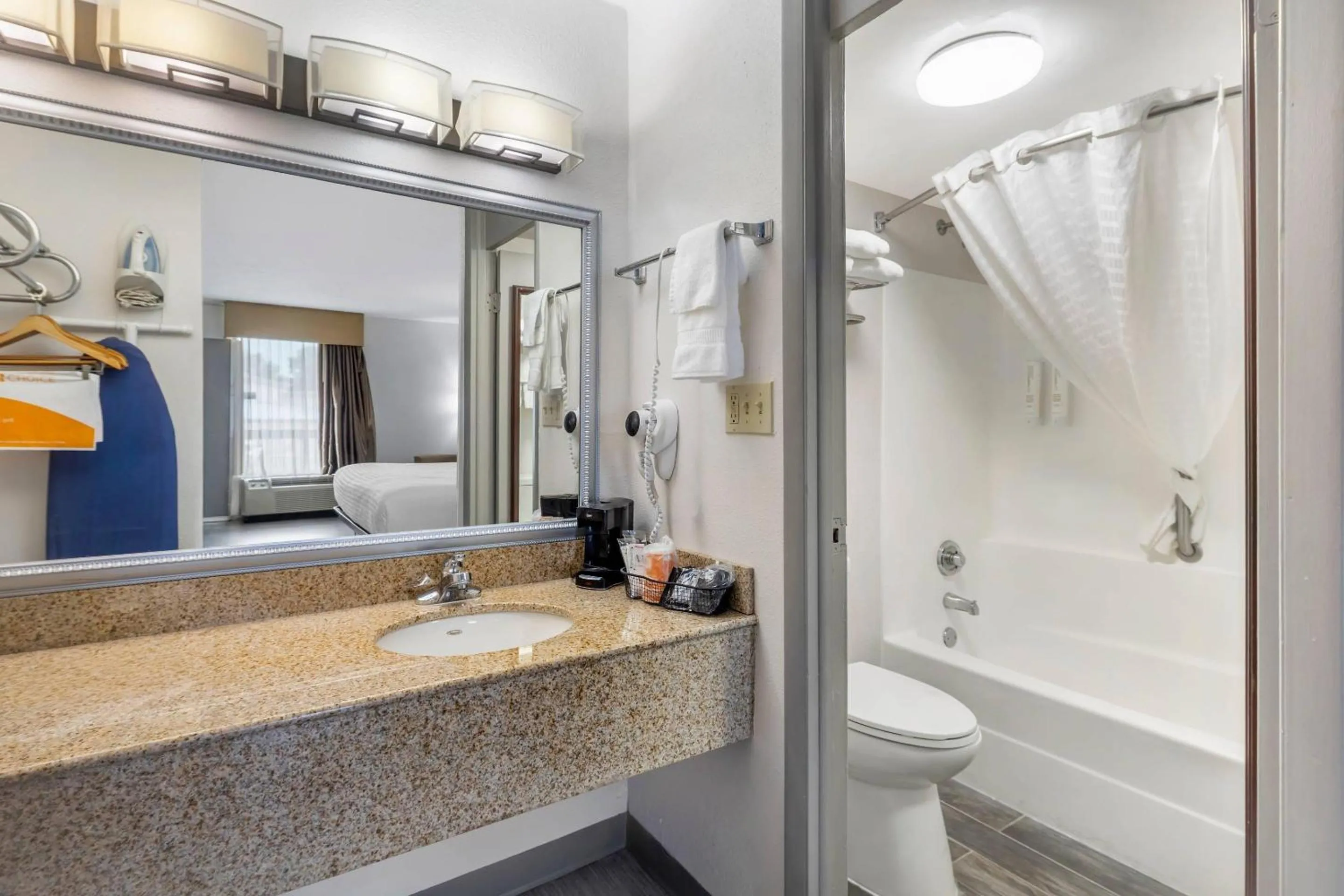 Bedroom in Clarion Pointe Morrow - Atlanta South