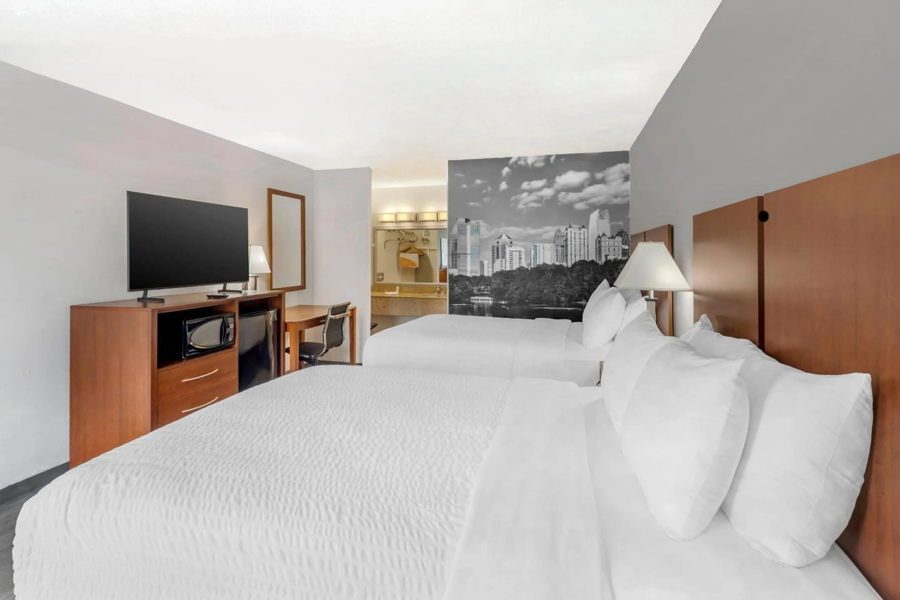 Bedroom, Bed in Clarion Pointe Morrow - Atlanta South