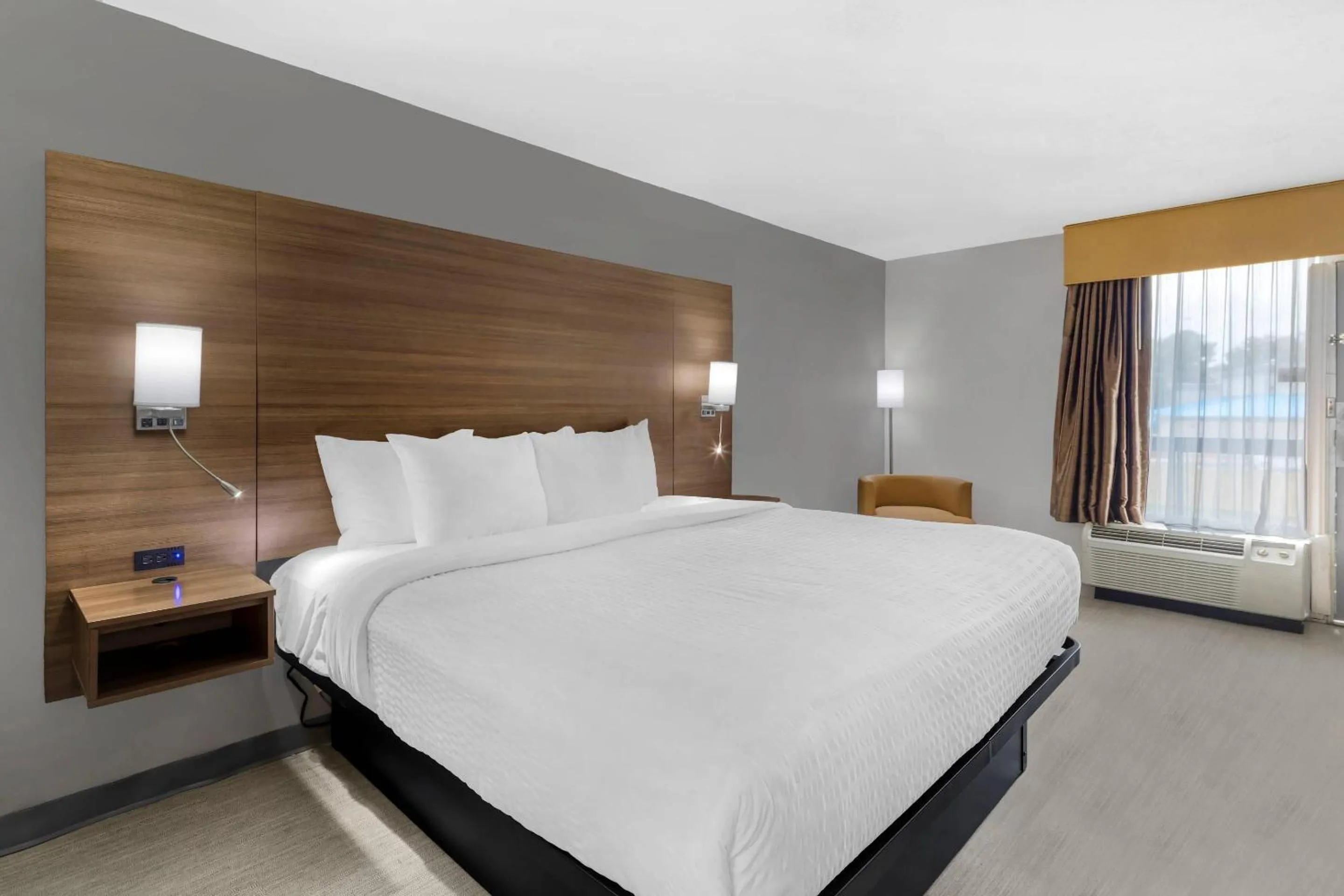 Bedroom, Bed in Clarion Pointe Morrow - Atlanta South