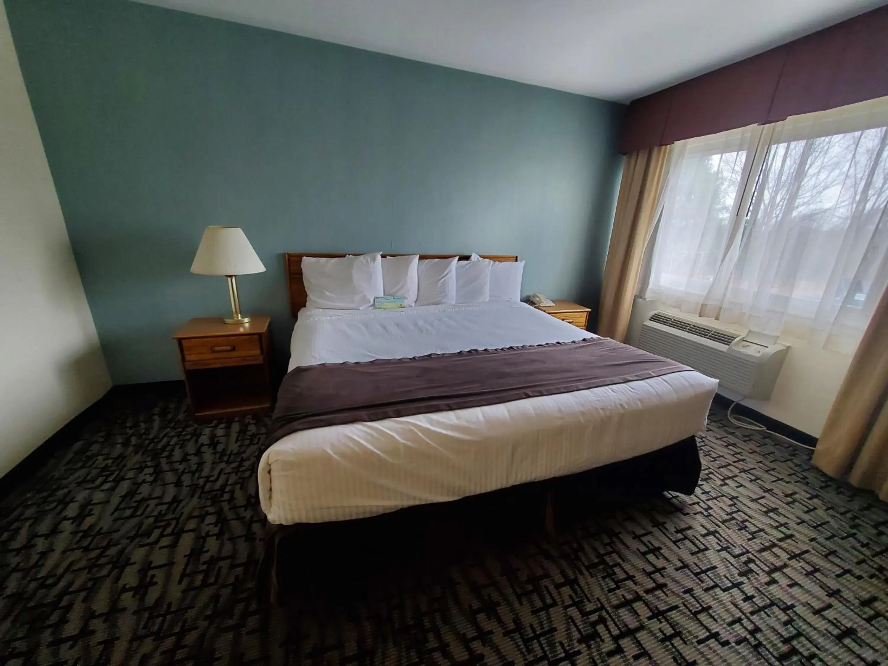 Bed in Groton Inn & Suites