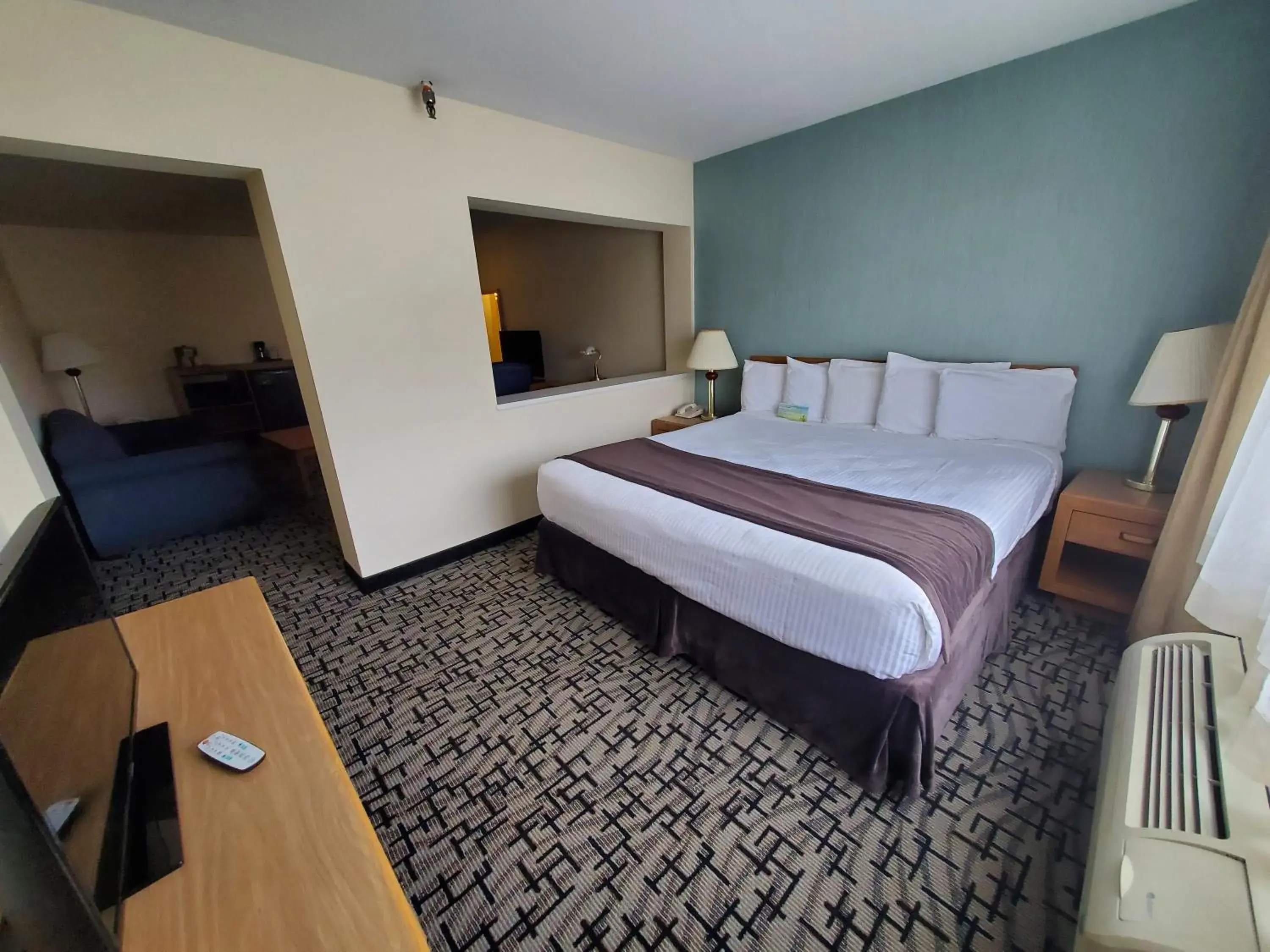 Bed in Groton Inn & Suites