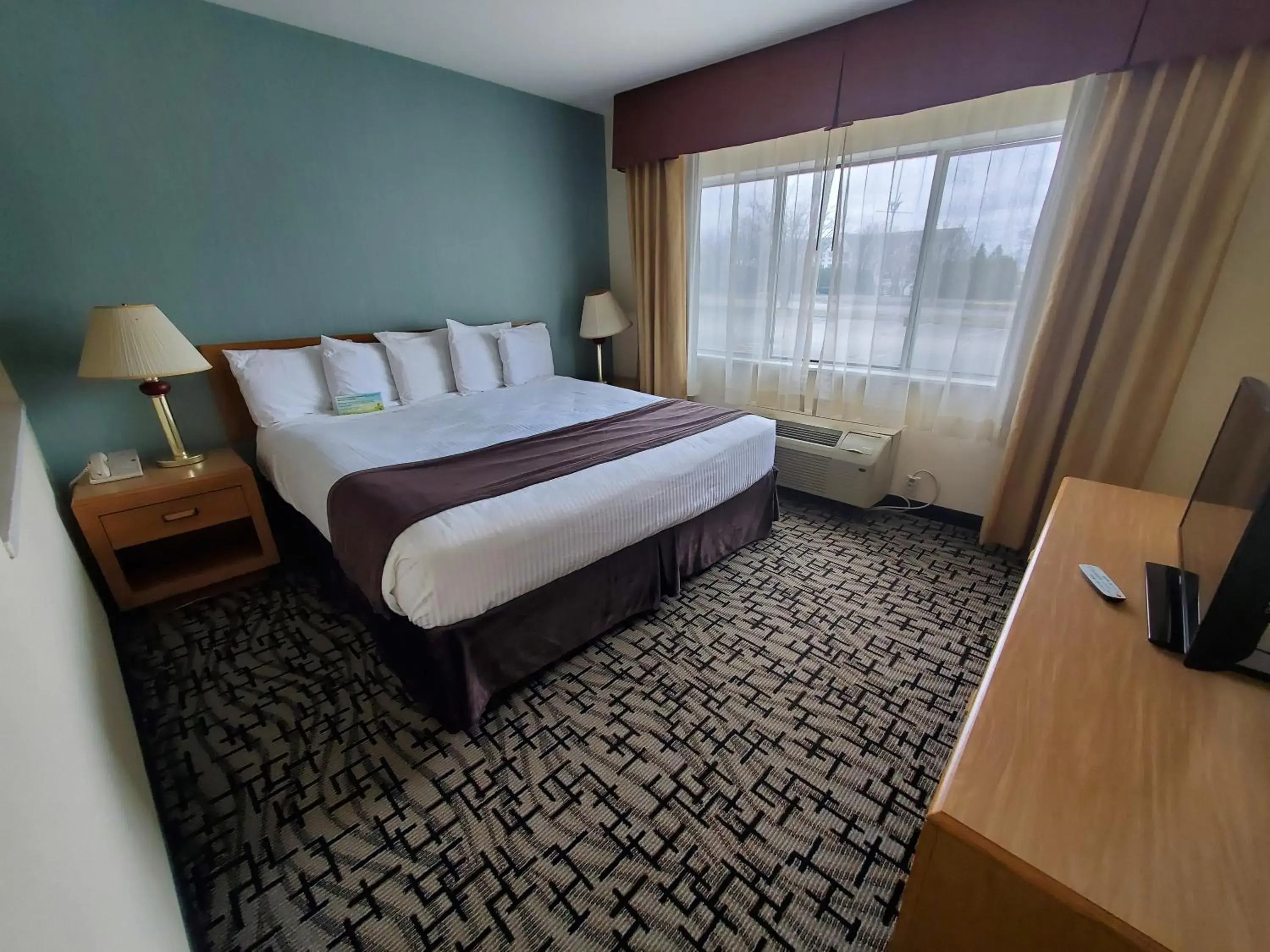 Bed in Groton Inn & Suites