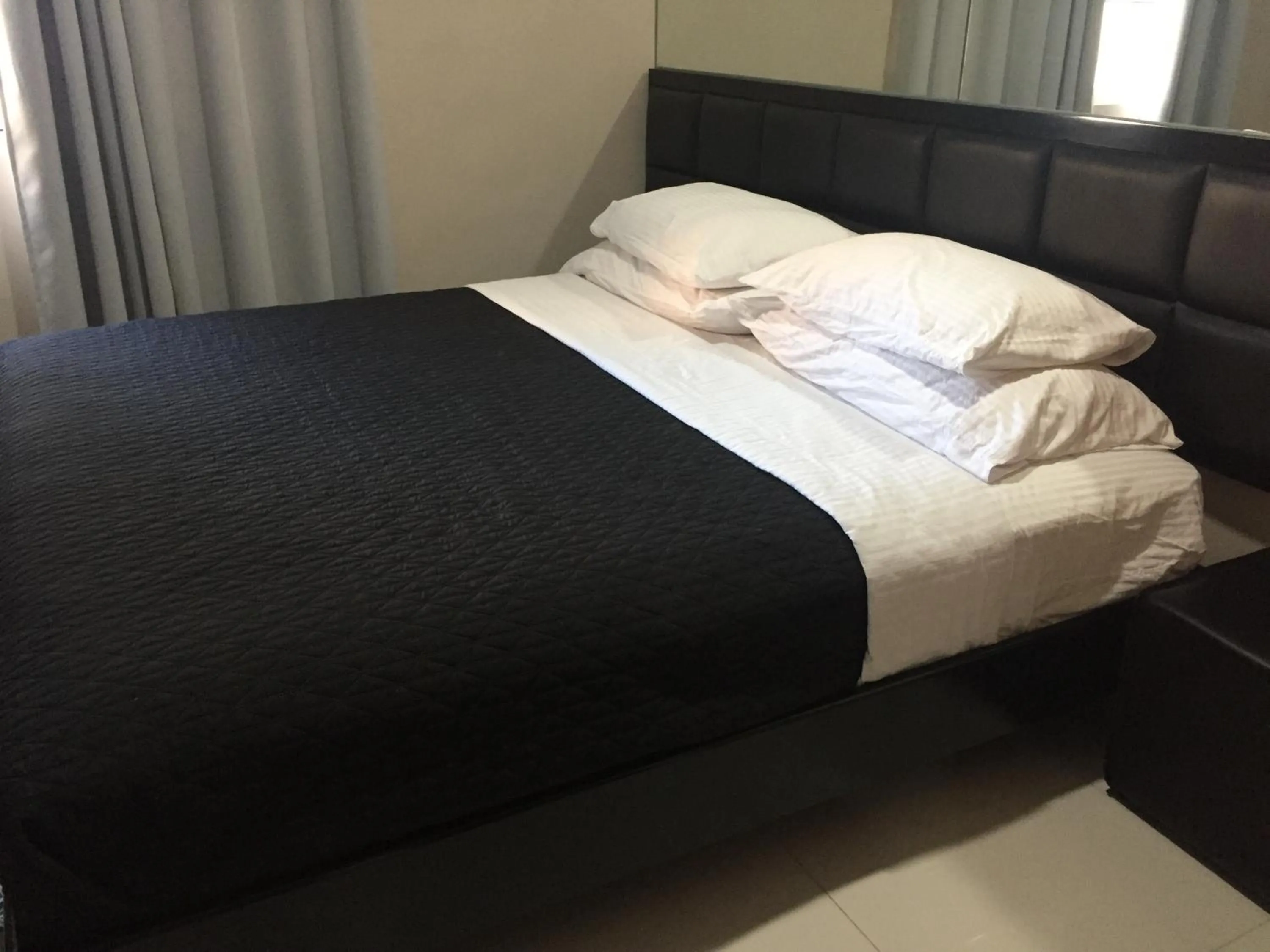 Bed in Condo 101 Newport