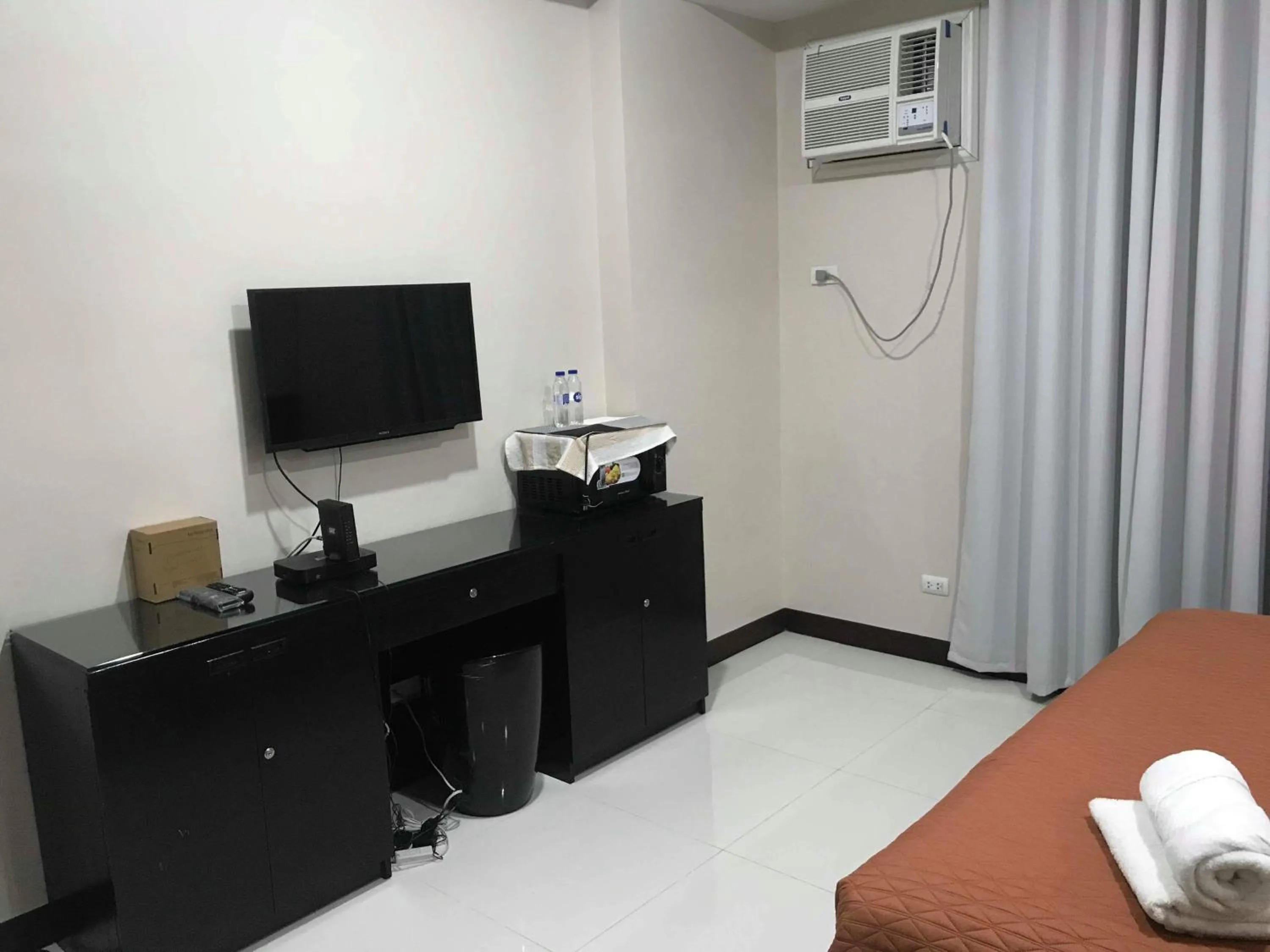 Bed in Condo 101 Newport