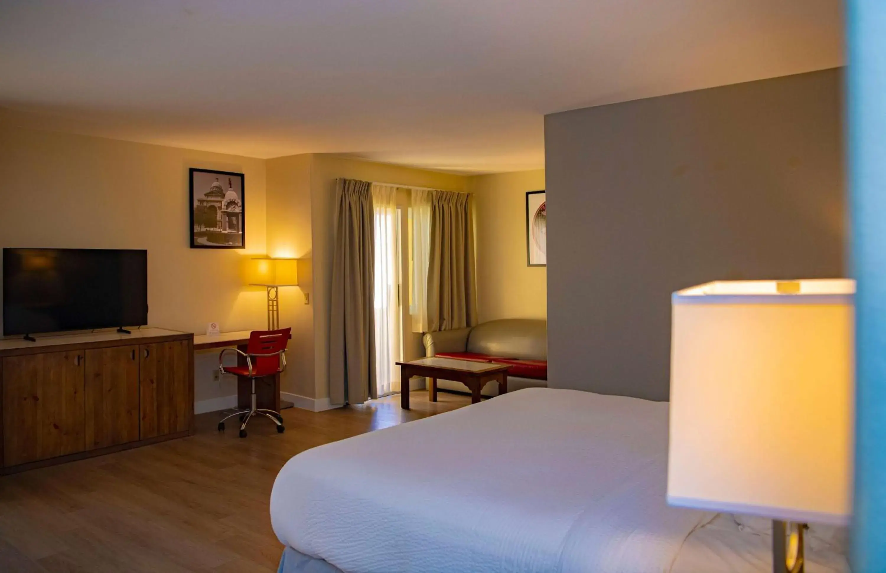 Photo of the whole room, Bed in Ramada Plaza by Wyndham Garden Grove/Anaheim South Photo of the whole room, Bed in Ramada Plaza by Wyndham Garden Grove/Anaheim South