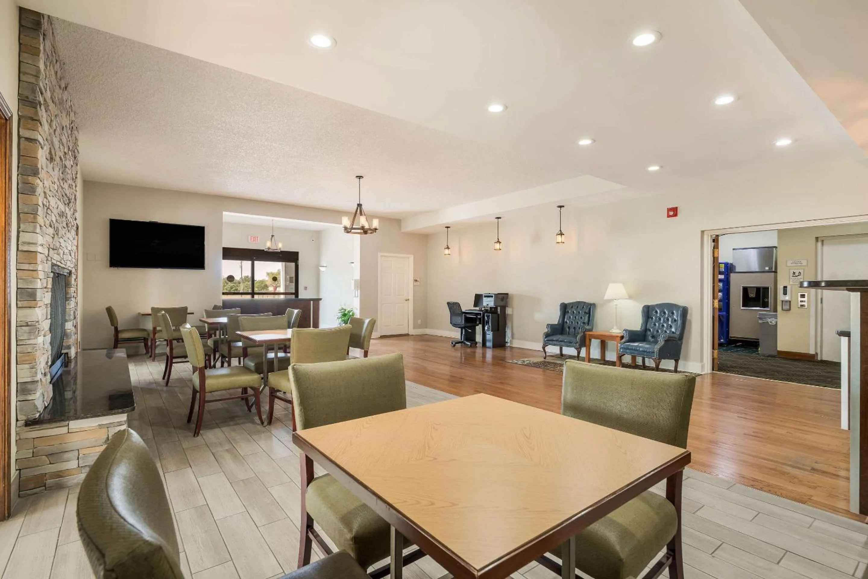 Restaurant/places to eat in Quality Inn Tulsa Central