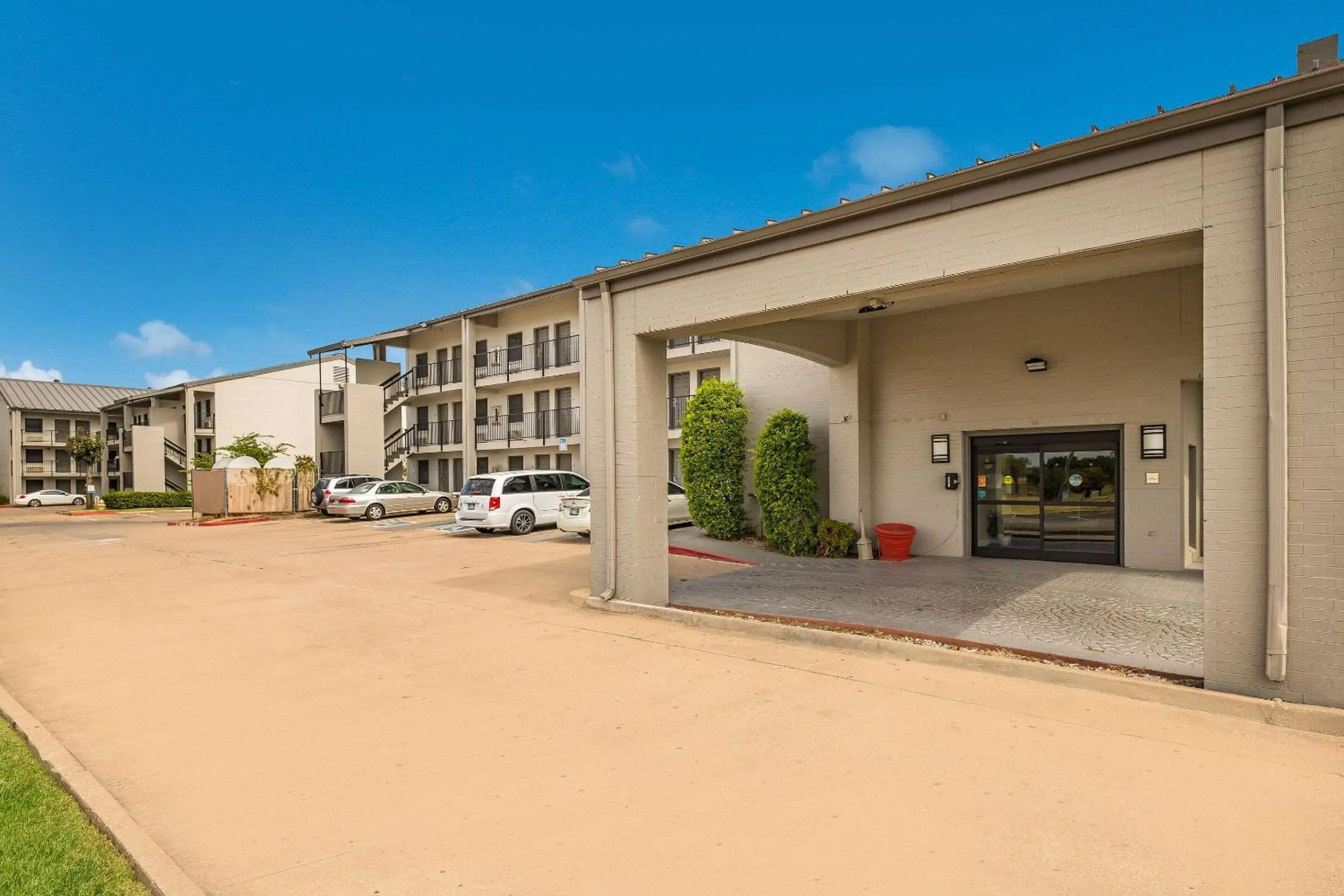 Property building in Quality Inn Tulsa Central