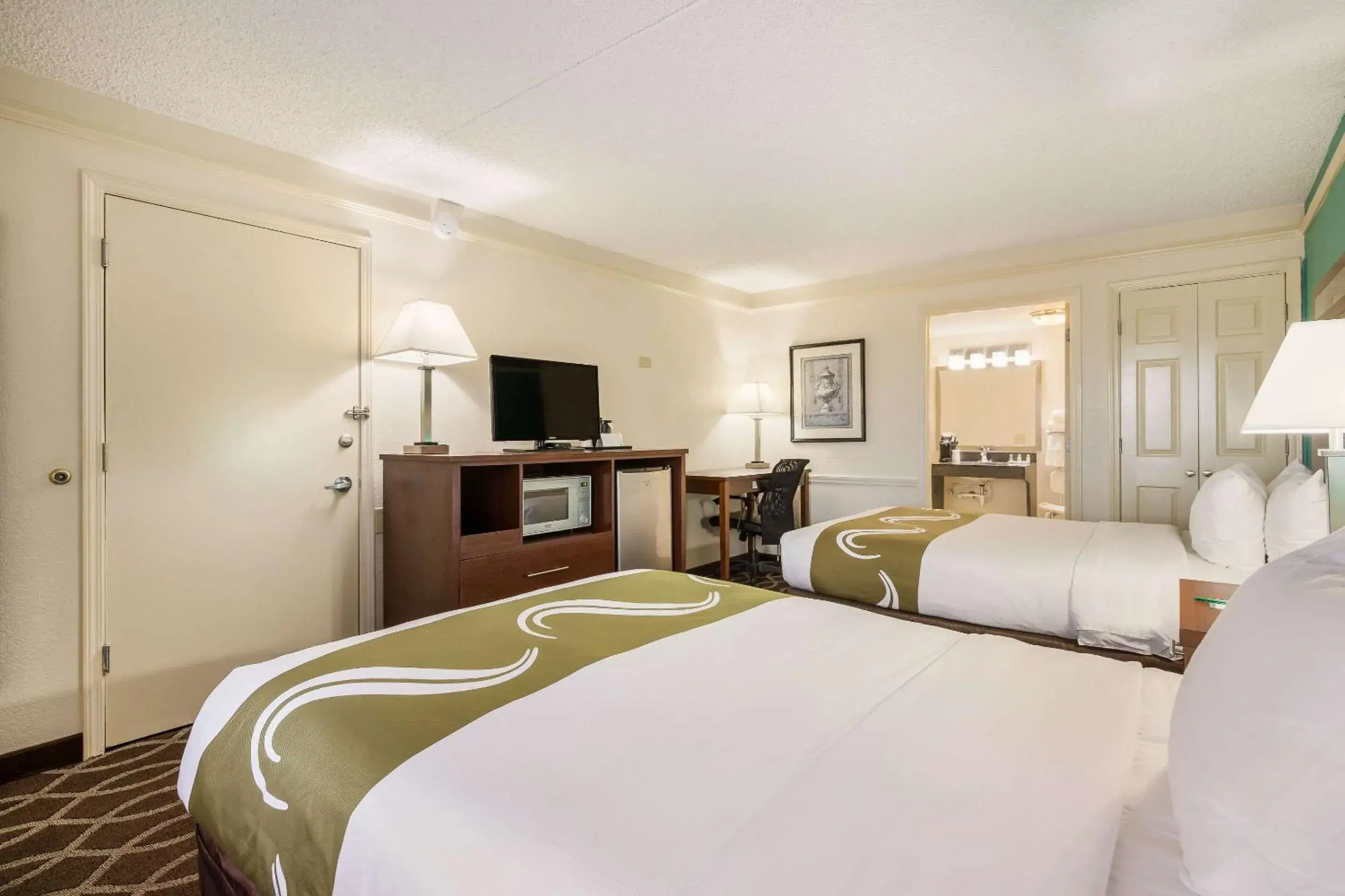 Photo of the whole room, Bed in Quality Inn Tulsa Central Photo of the whole room, Bed in Quality Inn Tulsa Central