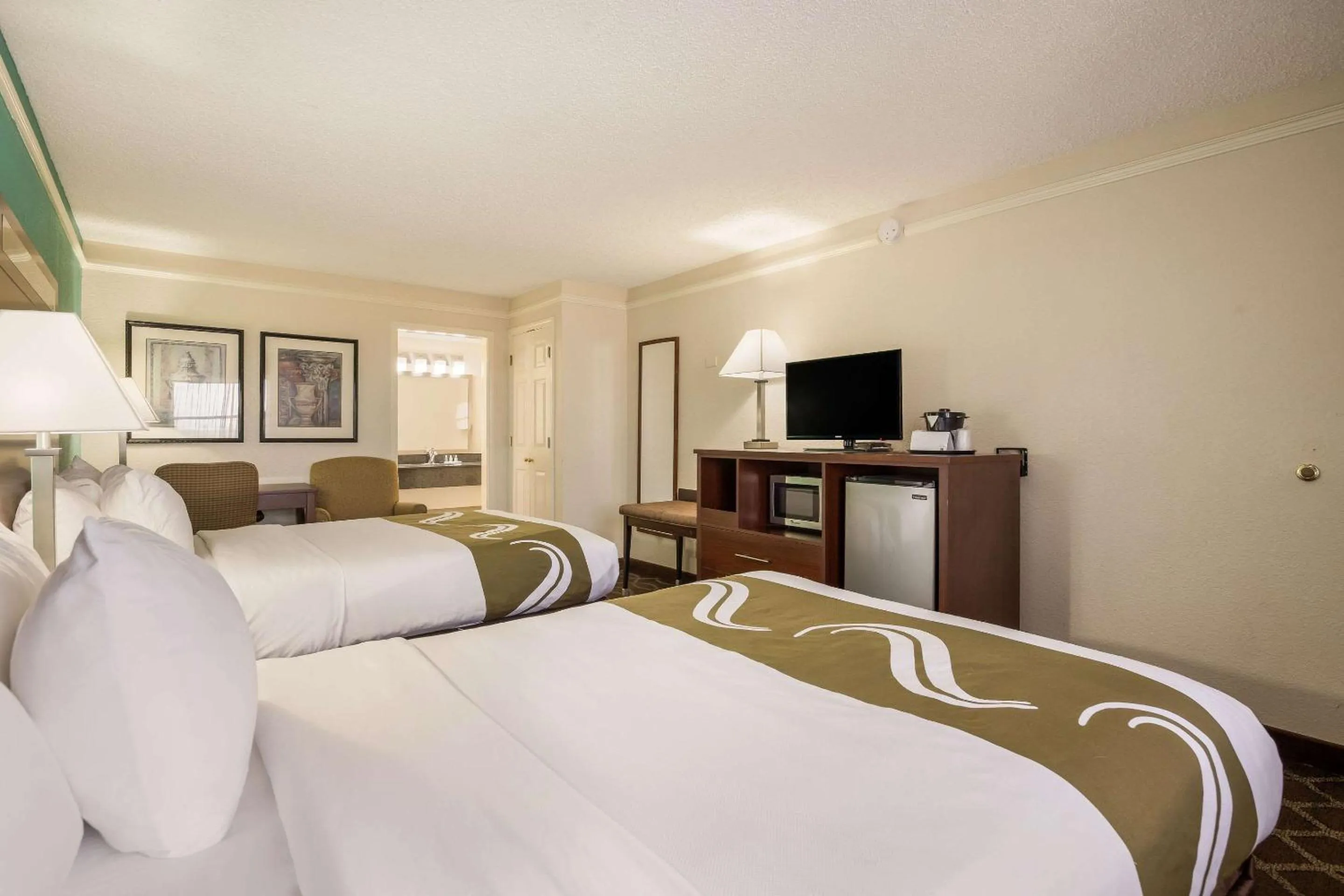 Photo of the whole room, Bed in Quality Inn Tulsa Central