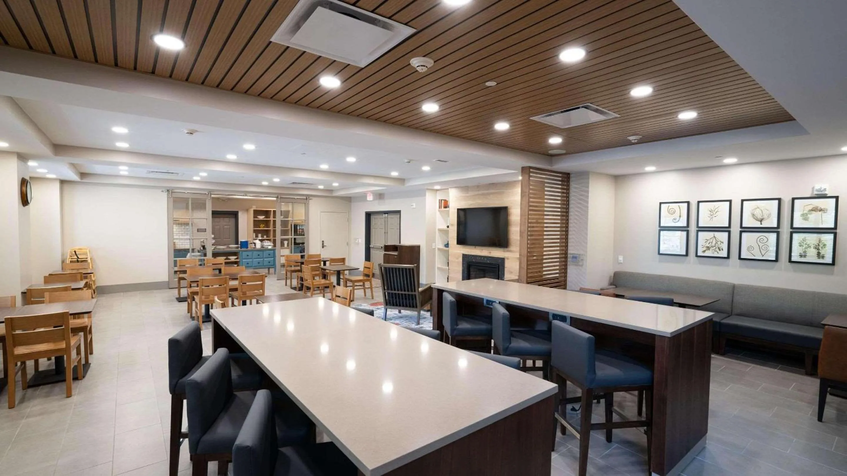 Communal lounge/ TV room in Country Inn & Suites by Radisson, State College Penn State Area , PA