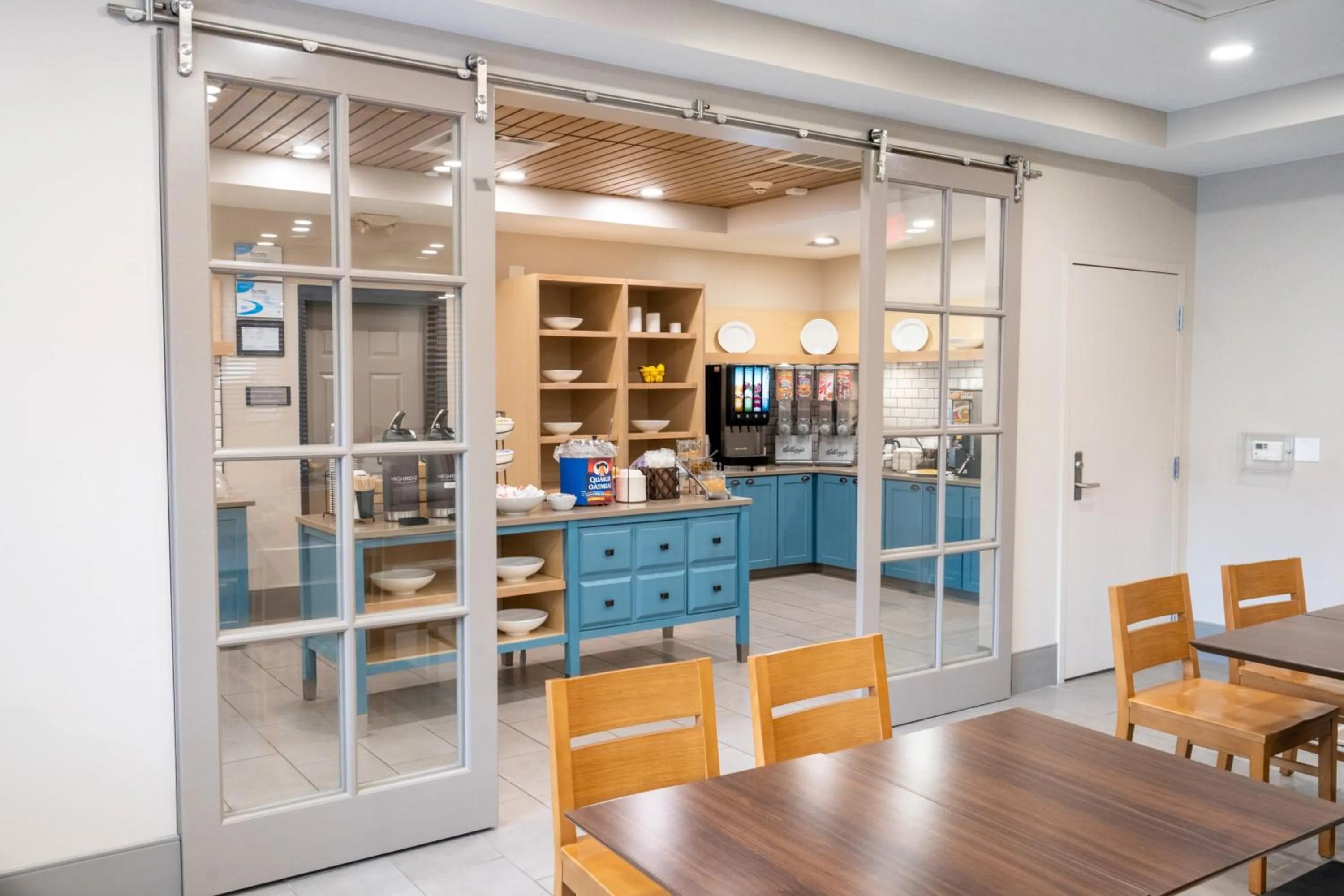 Breakfast in Country Inn & Suites by Radisson, State College Penn State Area , PA