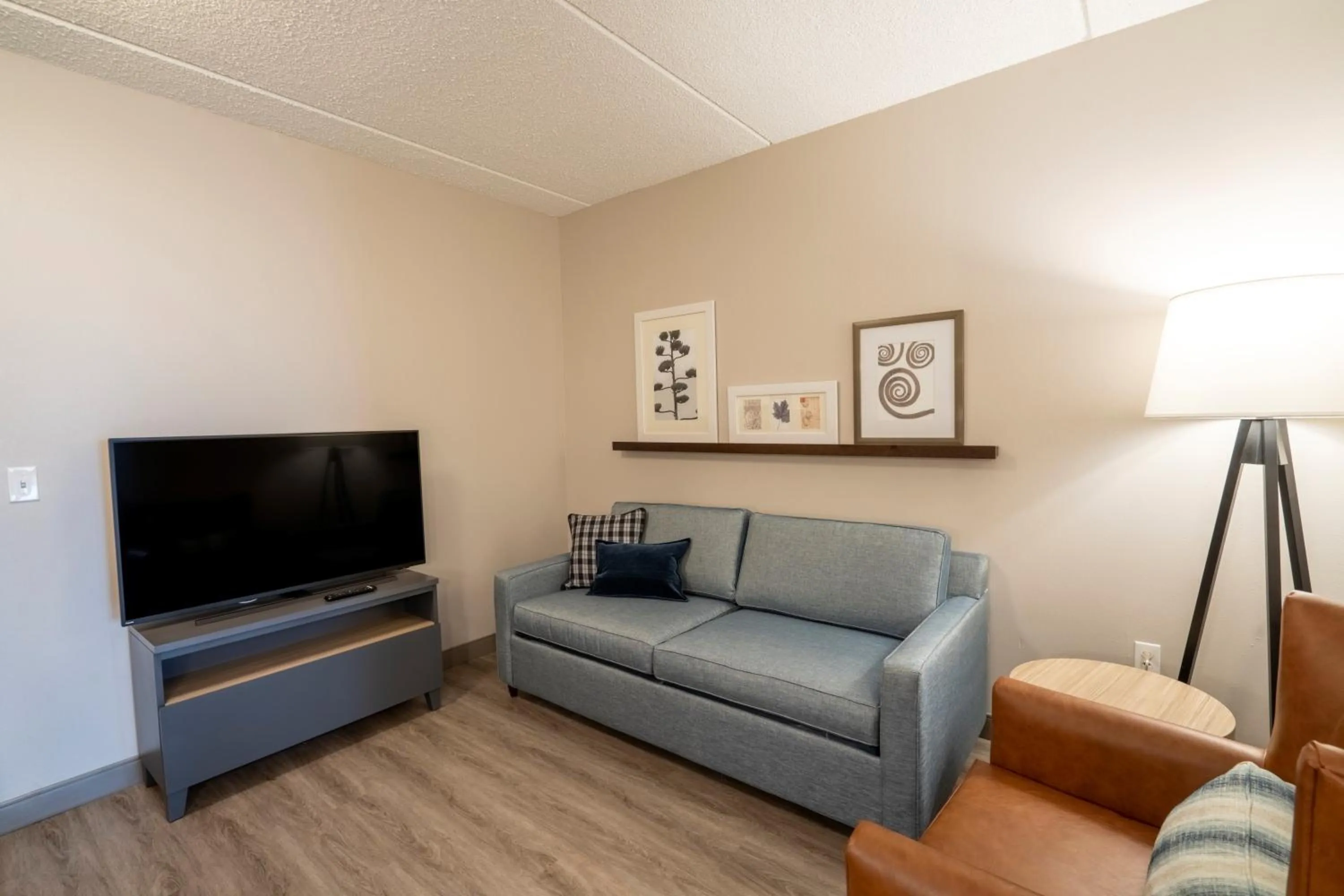 Living room in Country Inn & Suites by Radisson, State College Penn State Area , PA