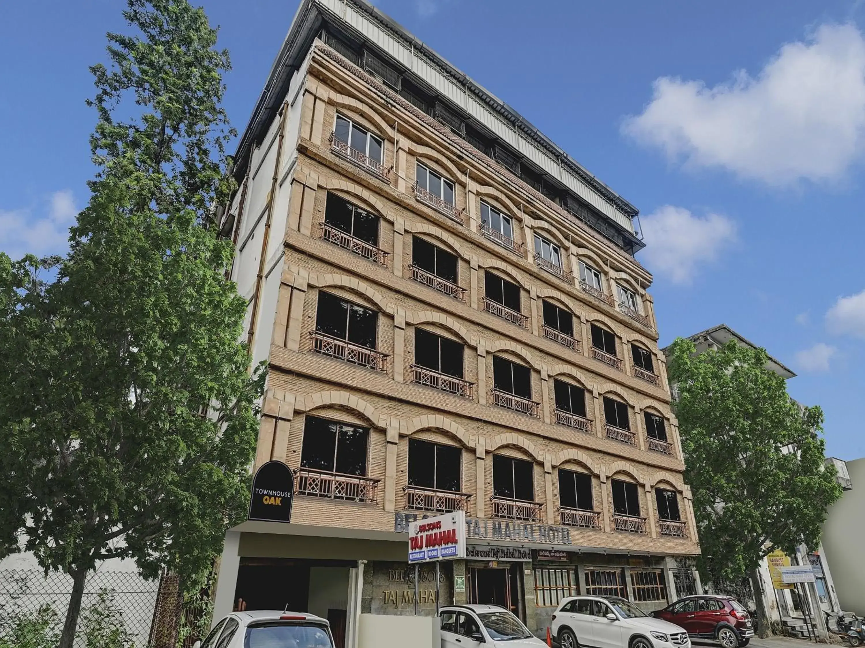 Facade/entrance in Townhouse OAK Hotel Belsons Taj Mahal Facade/entrance in Townhouse OAK Hotel Belsons Taj Mahal